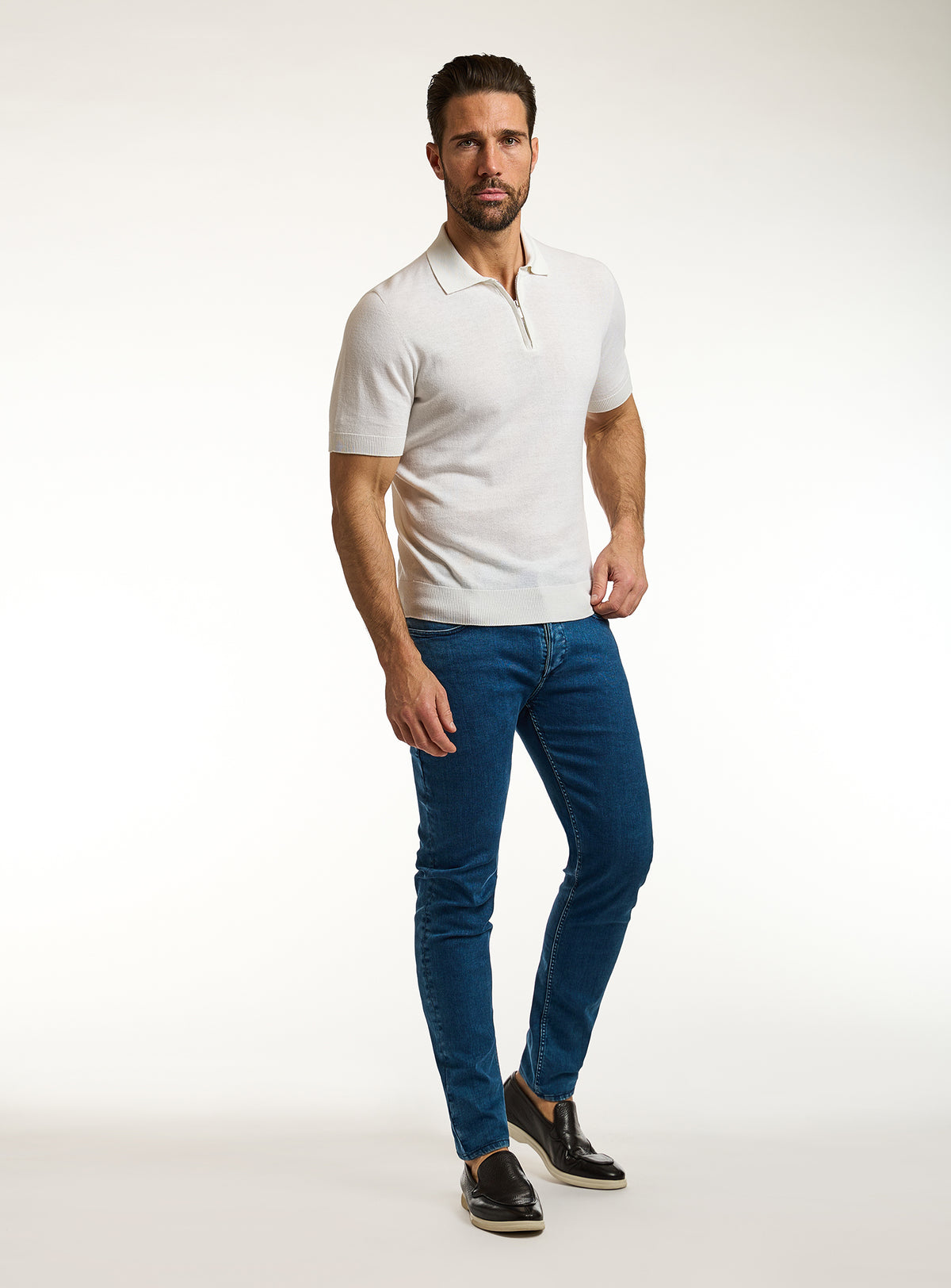 Polo Consiglieri ivoire cu fermoar scurt și jeans albaștri