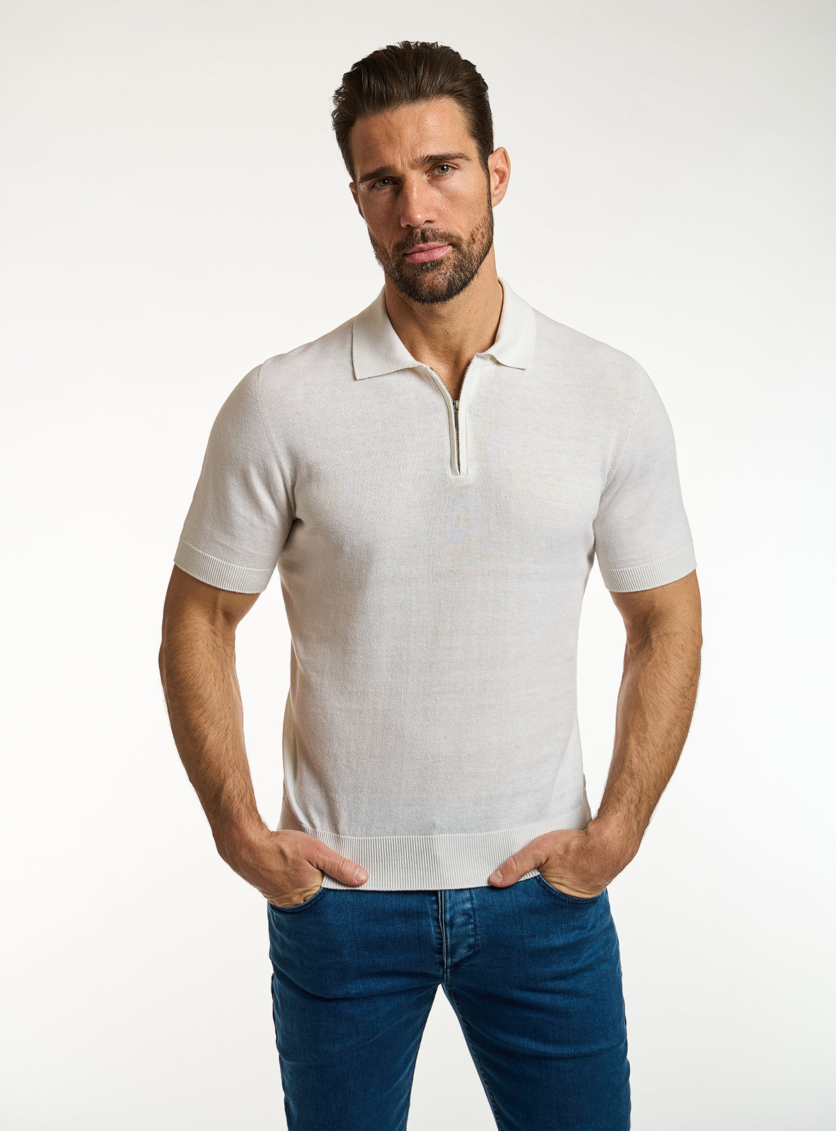 Polo Consiglieri ivoire cu fermoar scurt și jeans albaștri