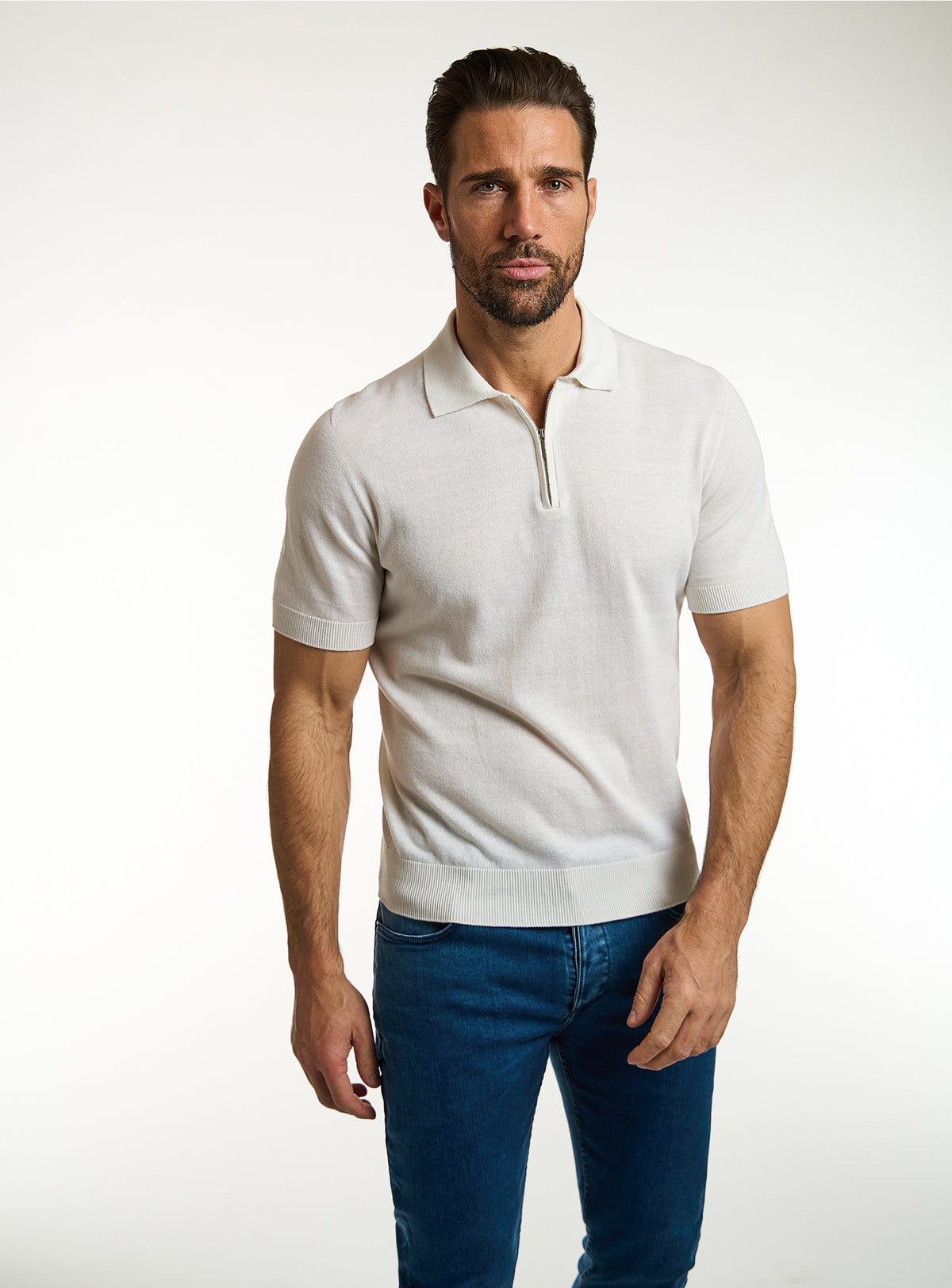 Polo Consiglieri ivoire cu fermoar scurt și jeans albaștri