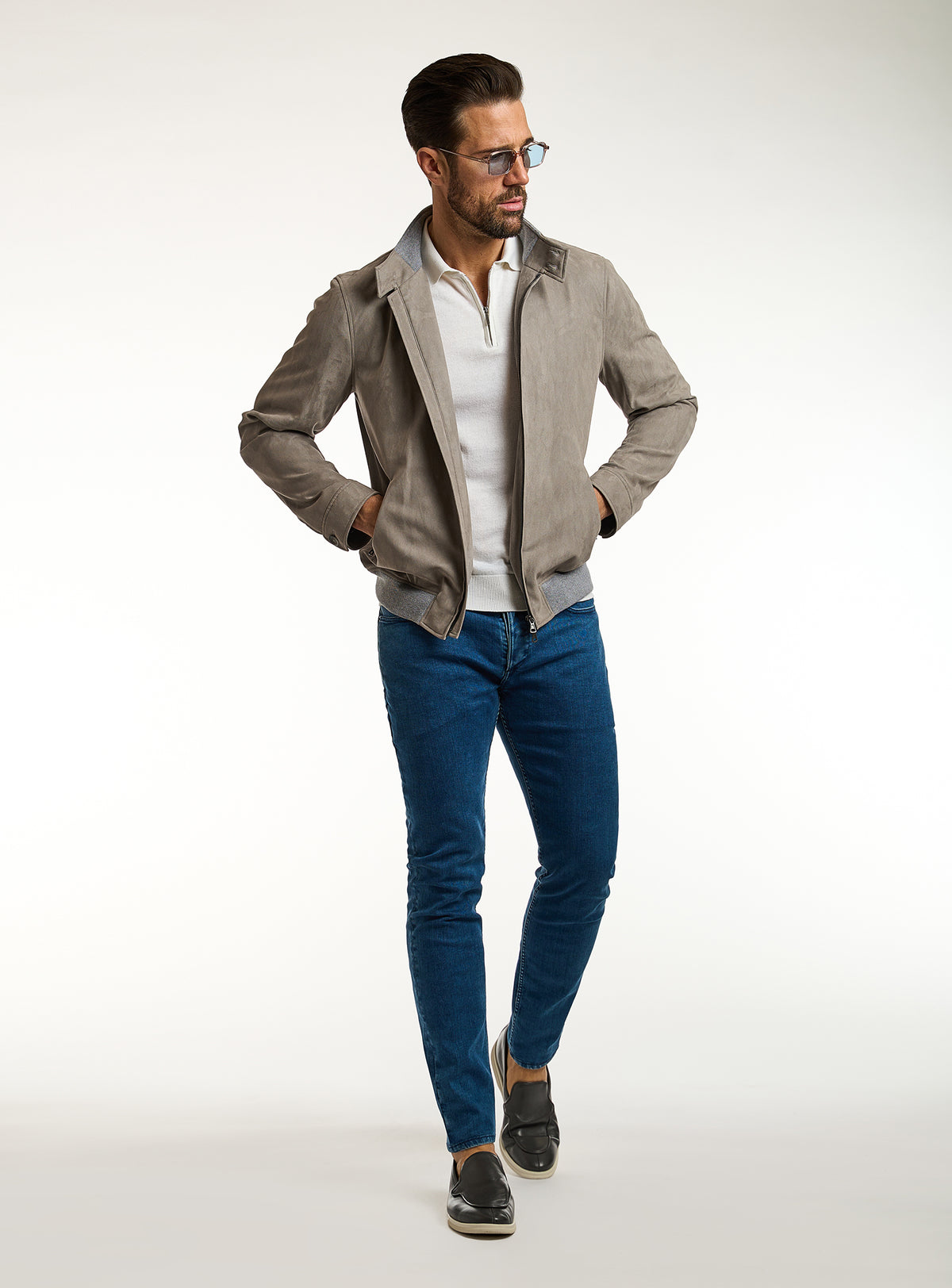 Jachetă Consiglieri gri-taupe cu fermoar, polo ivoire și jeans albaștri