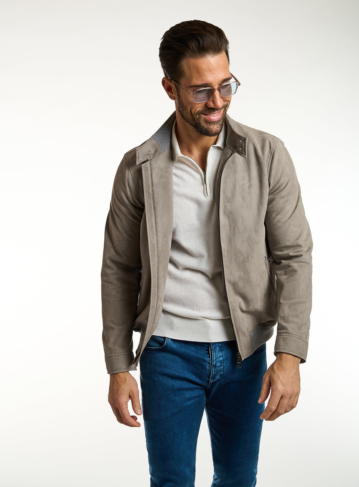 Jachetă Consiglieri gri-taupe cu fermoar, polo ivoire și jeans albaștri