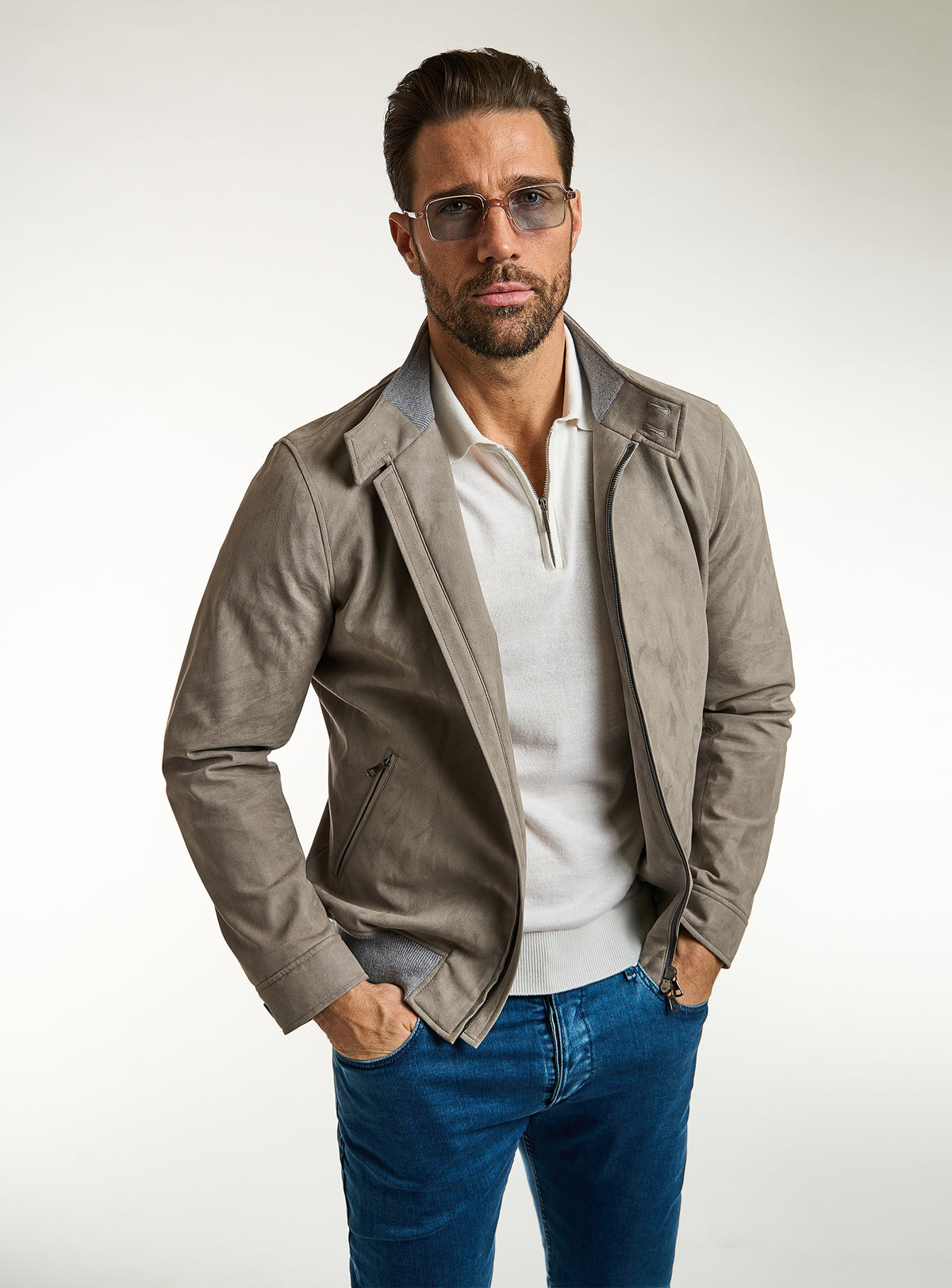 Jachetă Consiglieri gri-taupe cu fermoar, polo ivoire și jeans albaștri