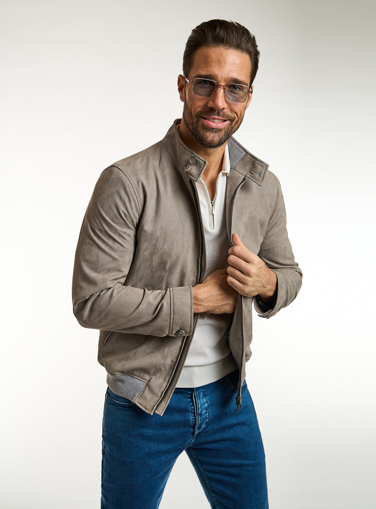 Jachetă Consiglieri gri-taupe cu fermoar, polo ivoire și jeans albaștri
