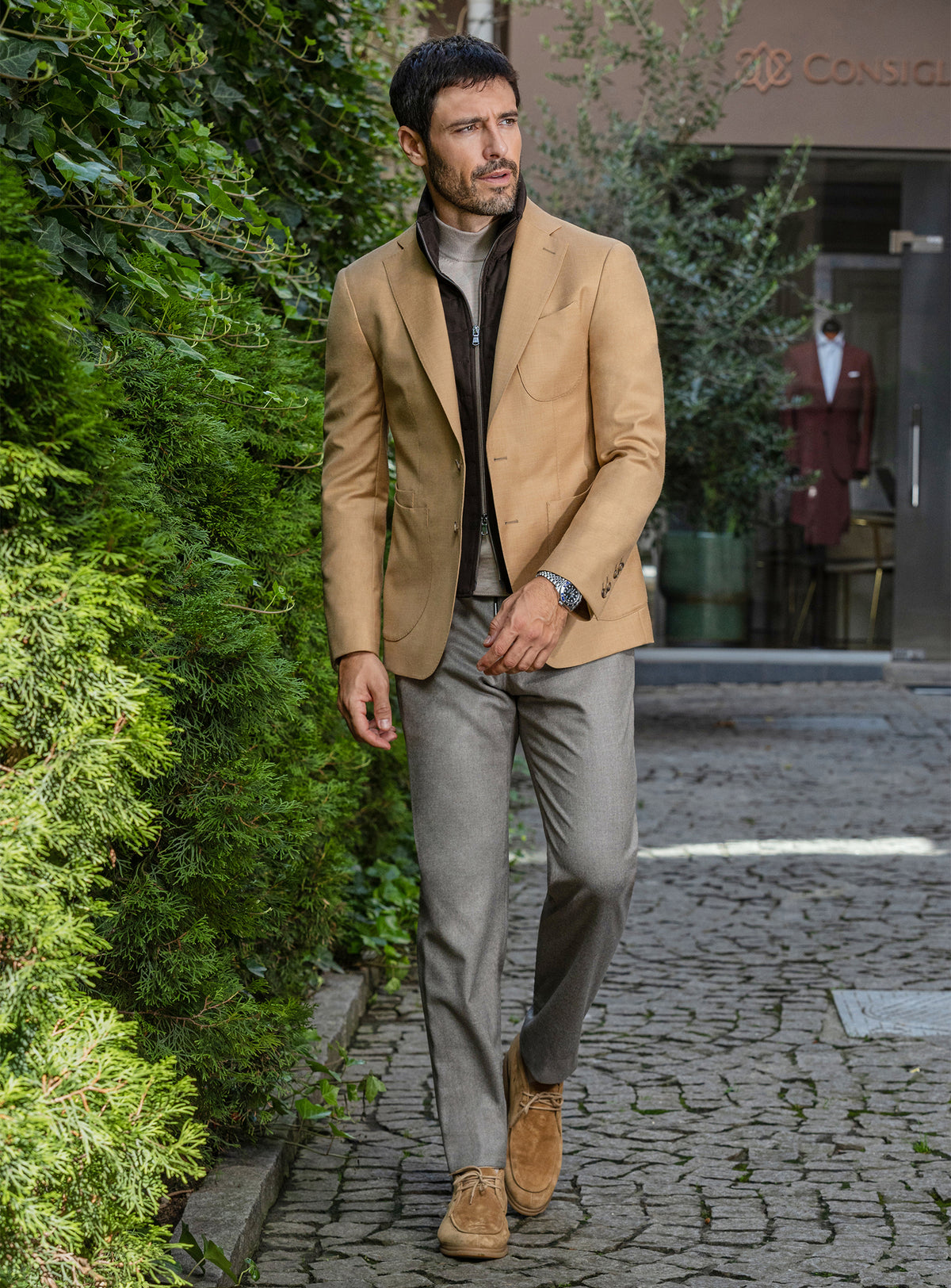 Sacou Consiglieri camel cu interior închis la culoare și pantaloni gri