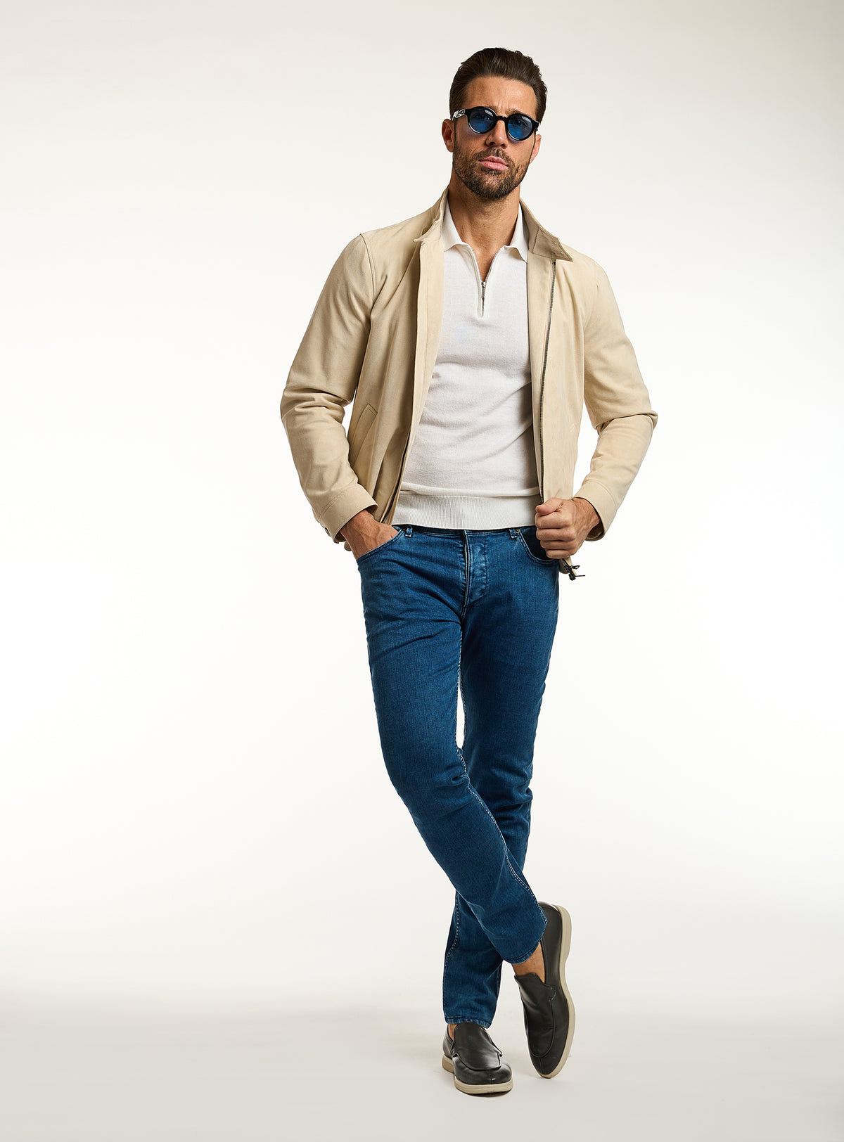 Jeans Consiglieri albaștri cu jachetă crem și polo ivoire