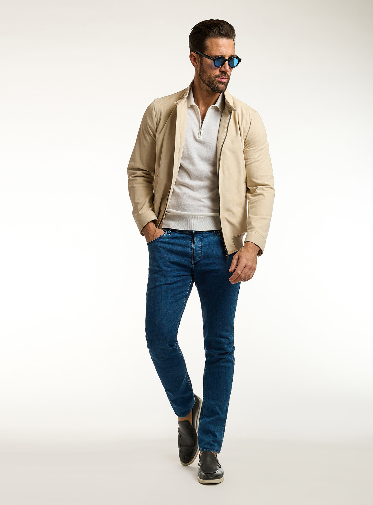 Jeans Consiglieri albaștri cu jachetă crem și polo ivoire