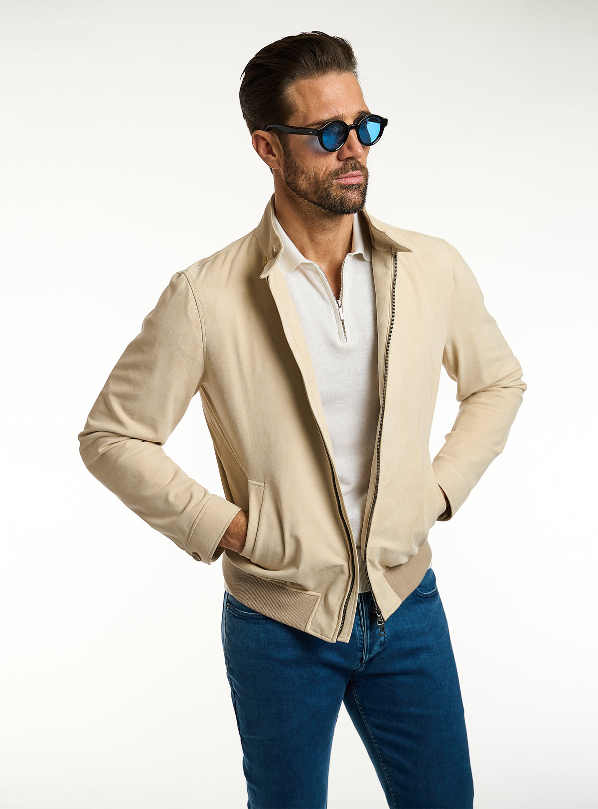 Jachetă Consiglieri crem cu fermoar, polo ivoire și jeans albaștri