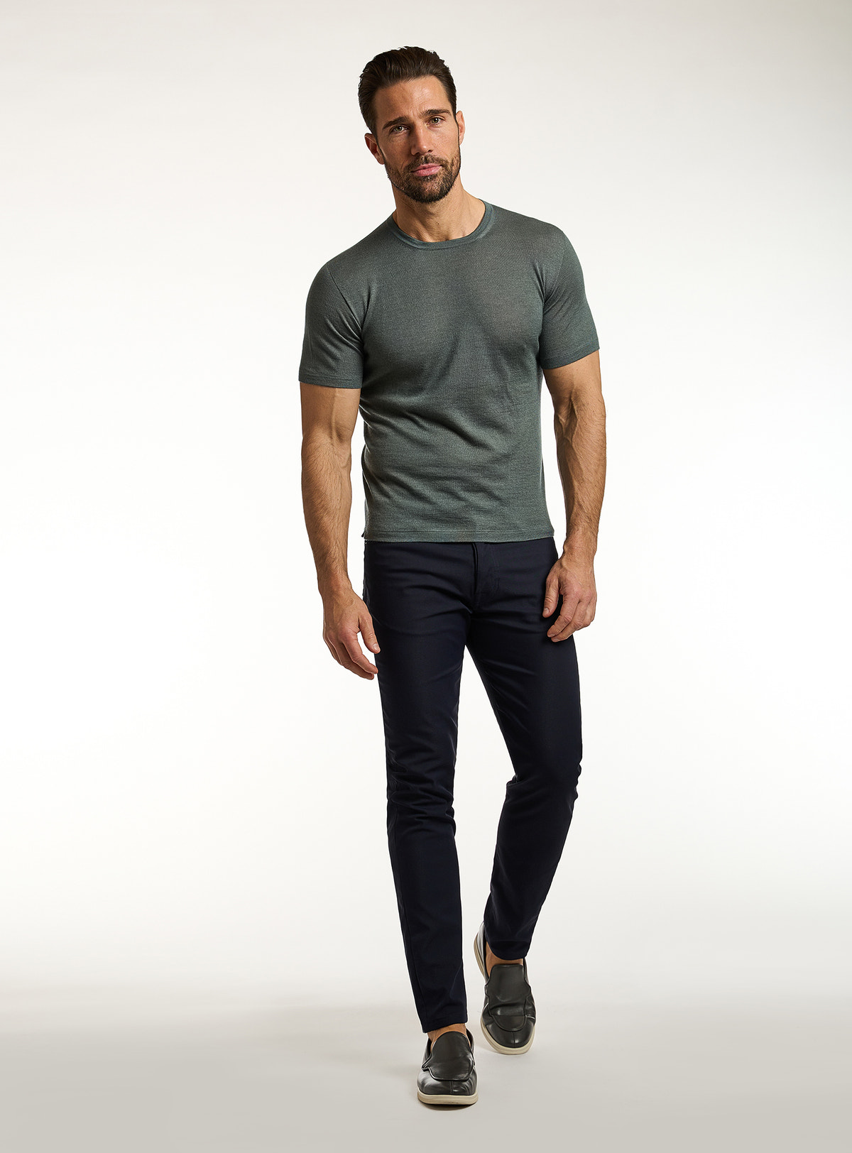 Jeans Consiglieri negri cu tricou verde închis