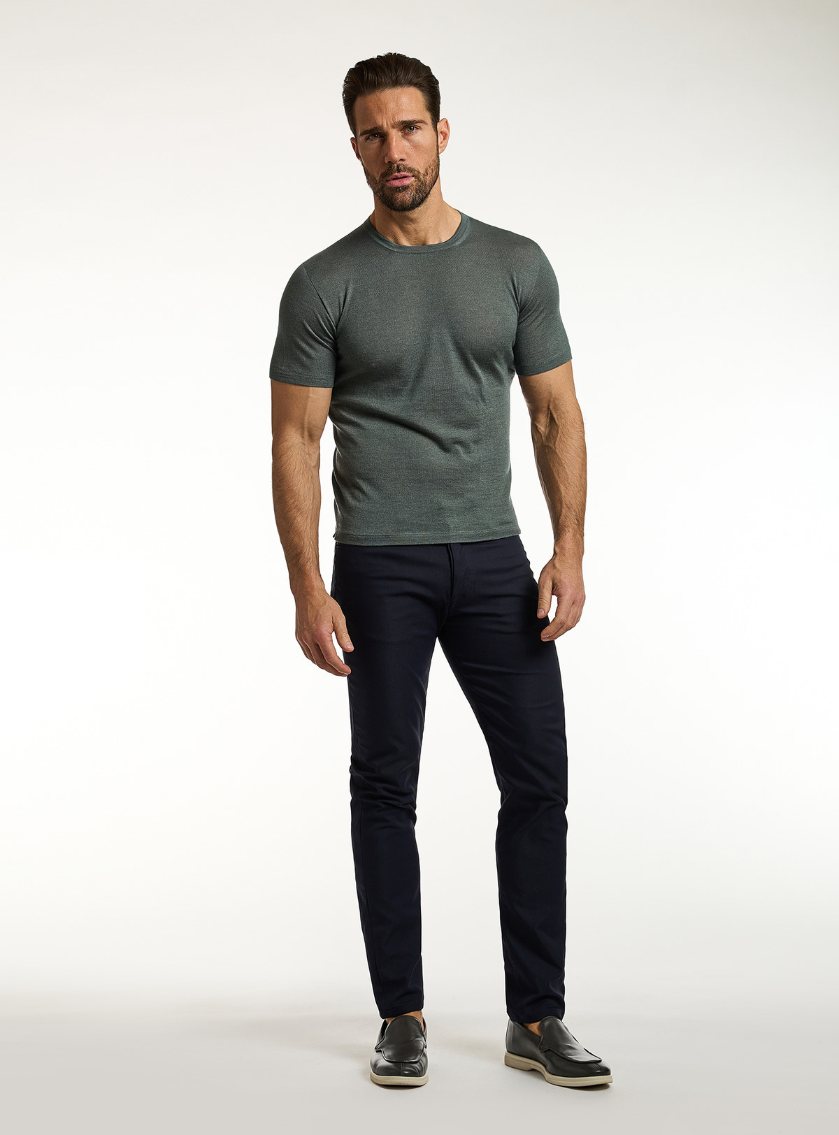 Jeans Consiglieri negri cu tricou verde închis