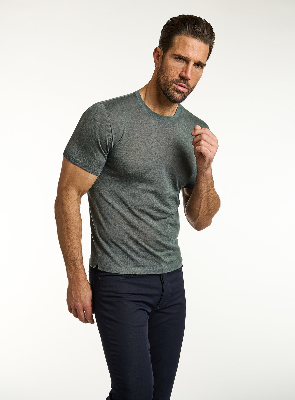 Tricou Consiglieri verde închis cu decolteu rotund și pantaloni bleumarin