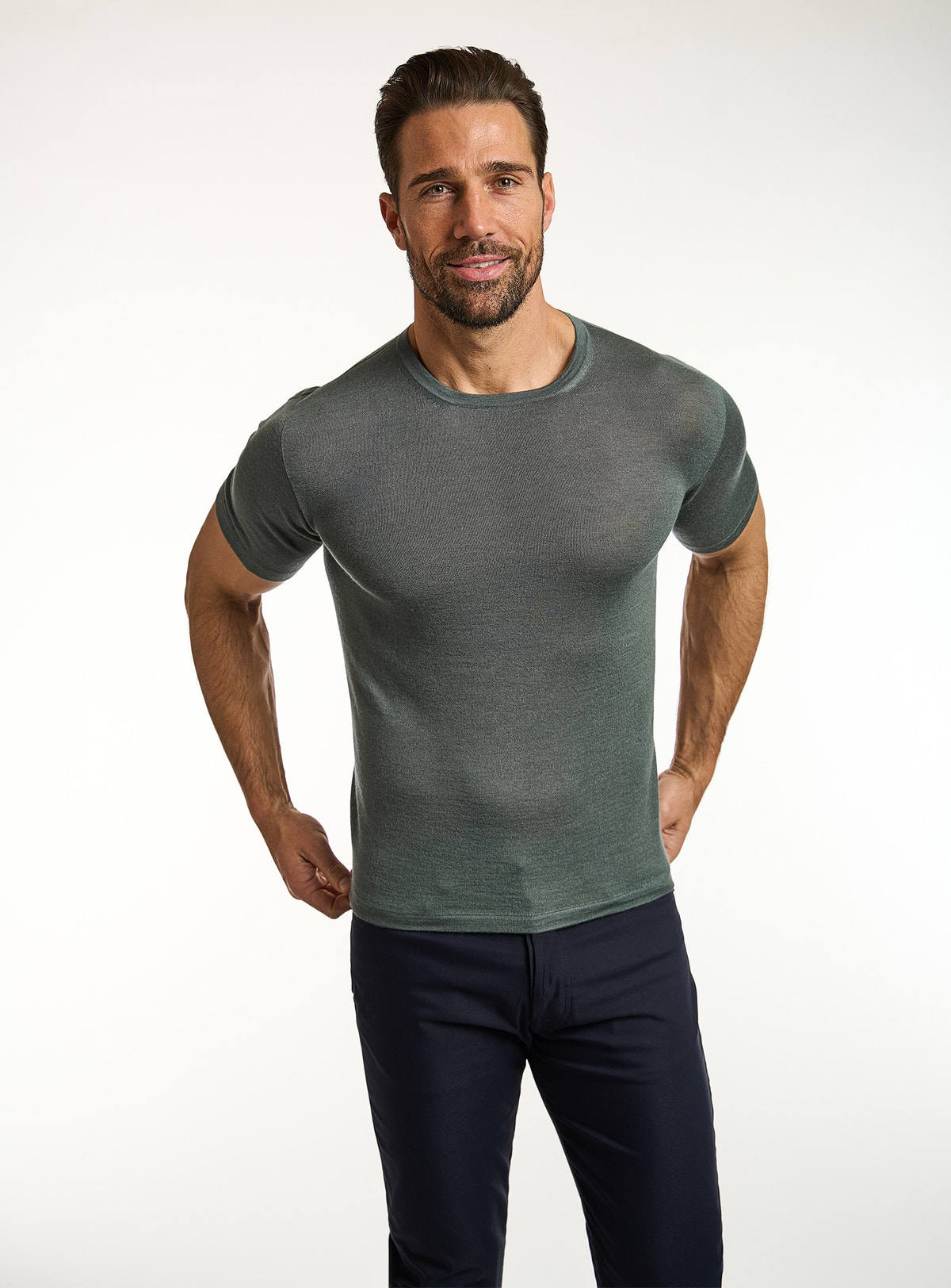 Tricou Consiglieri verde închis cu decolteu rotund și pantaloni bleumarin