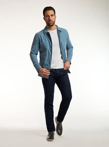 Jeans Consiglieri bleumarin cu jachetă albastră și tricou alb