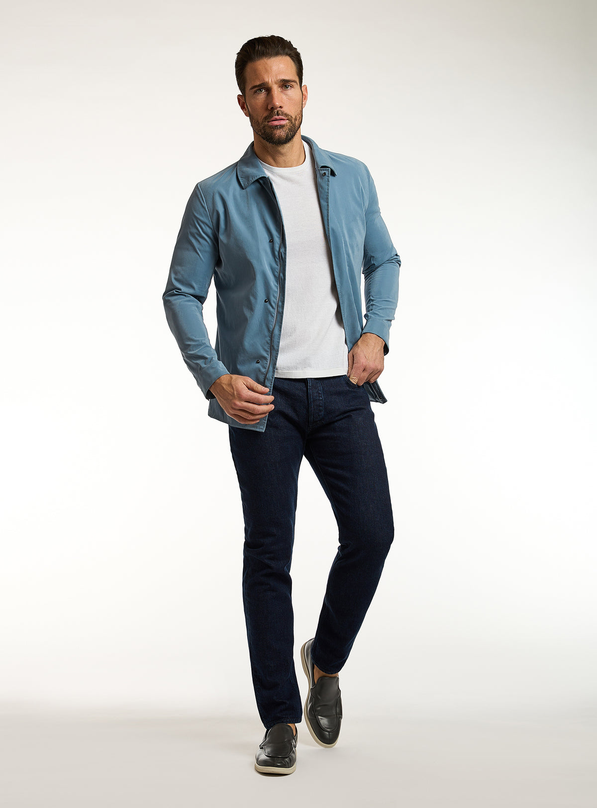 Jachetă Consiglieri albastru deschis cu guler clasic, tricou alb și jeans bleumarin