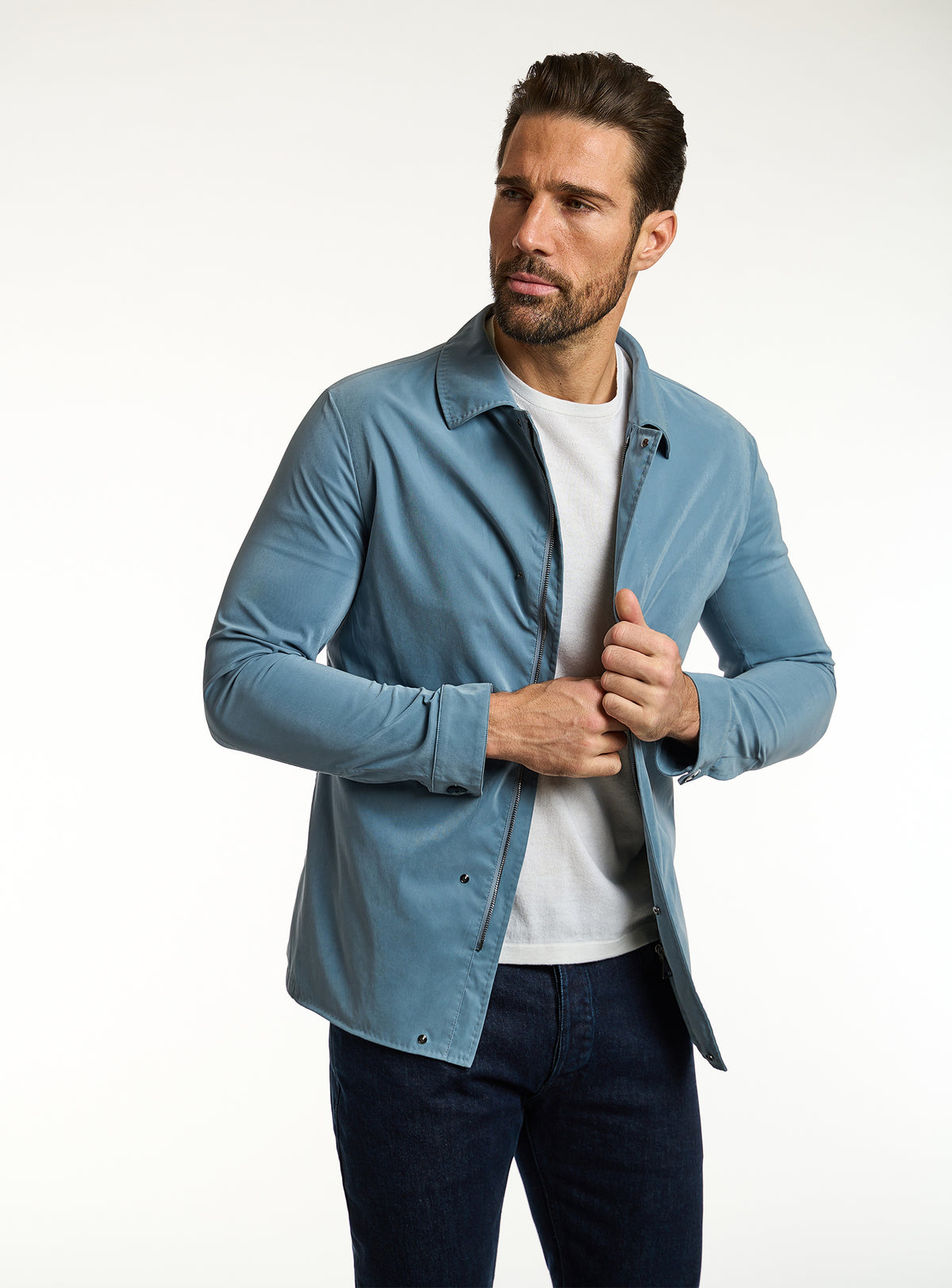 Jachetă Consiglieri albastru deschis cu guler clasic, tricou alb și jeans bleumarin