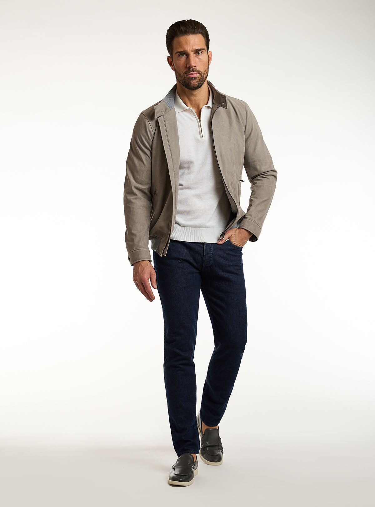 Jeans Consiglieri bleumarin cu jachetă gri-taupe și polo ivoire