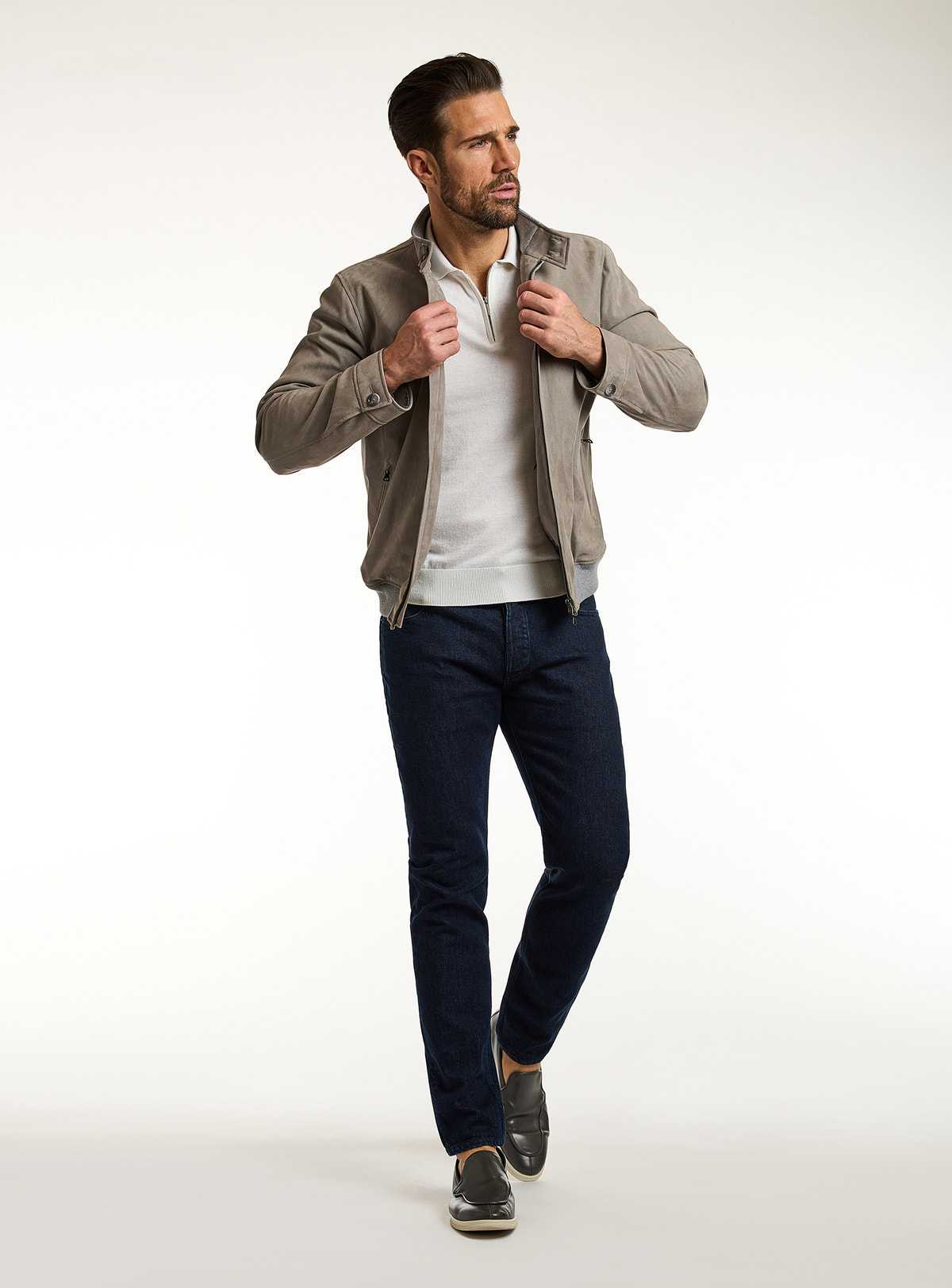 Jeans Consiglieri bleumarin cu jachetă gri-taupe și polo ivoire