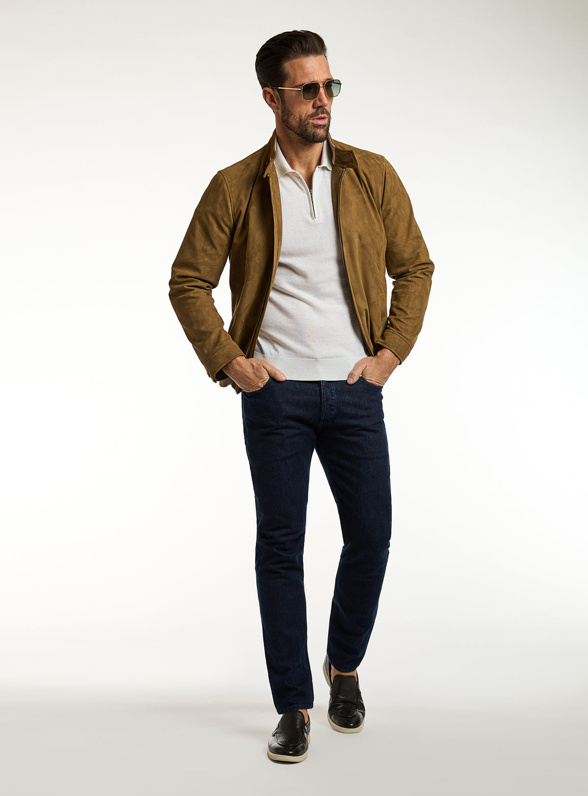 Jeans Consiglieri bleumarin cu jachetă cognac și polo ivoire