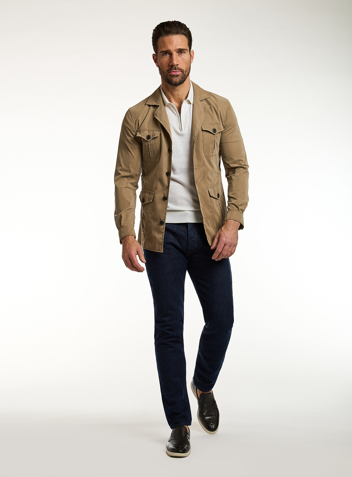 Jeans Consiglieri bleumarin cu jachetă camel și polo ivoire