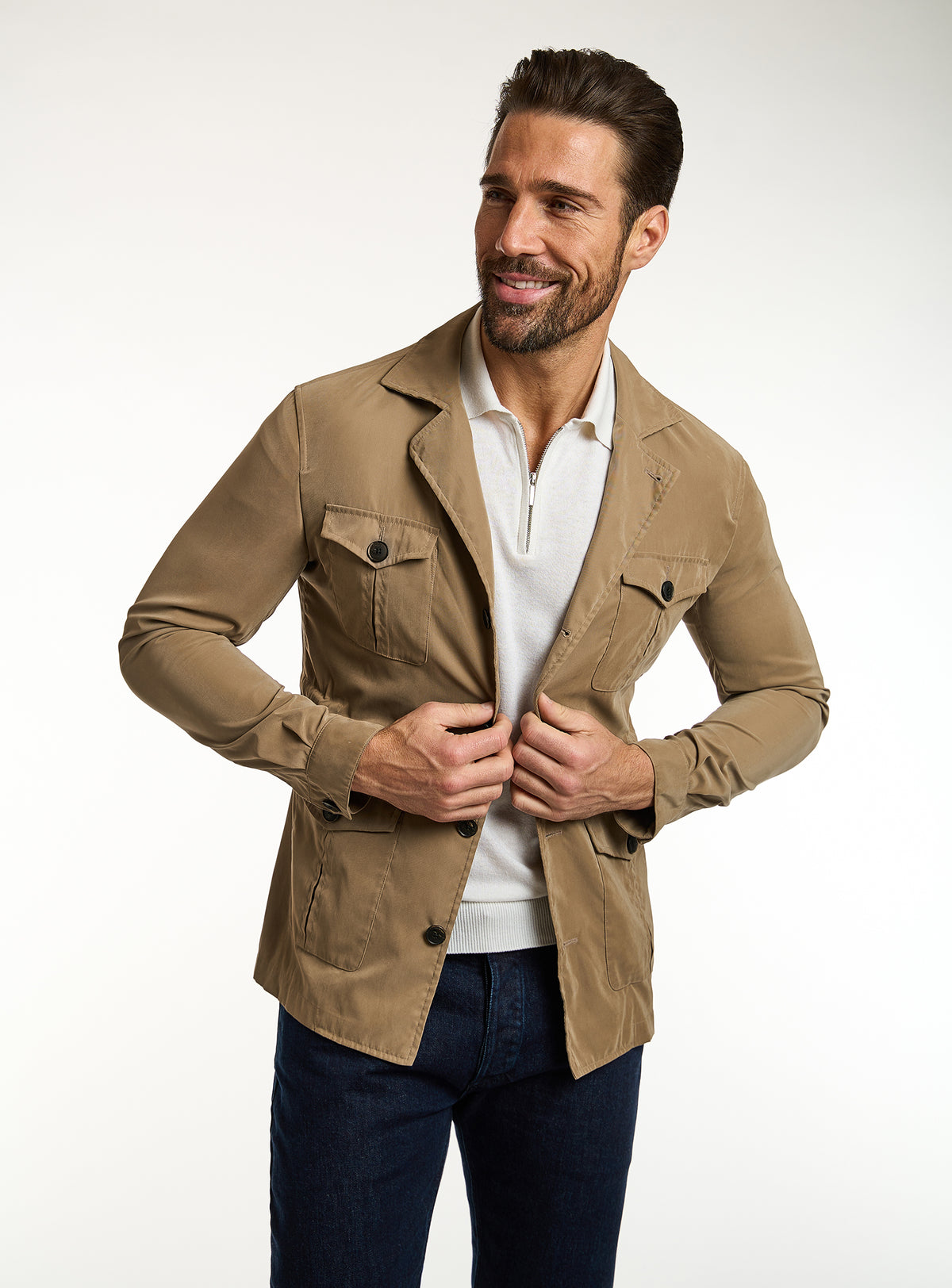Jachetă Consiglieri camel cu buzunare aplicate, polo ivoire și pantaloni bleumarin