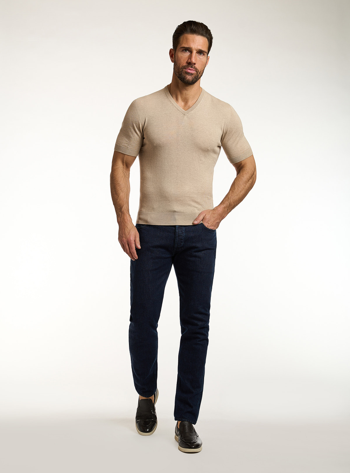 Jeans Consiglieri bleumarin cu tricou bej cu decolteu în V