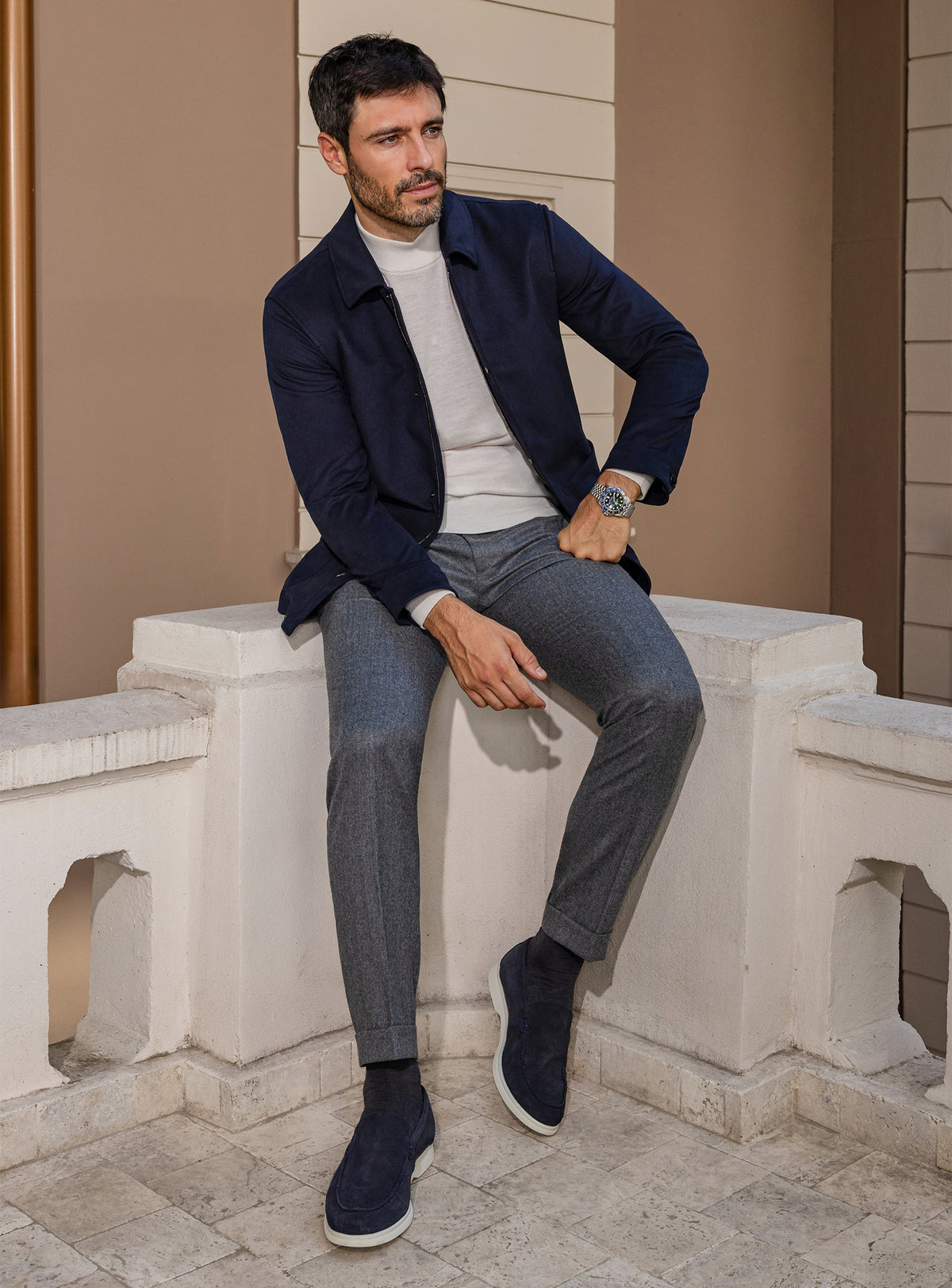 Jachetă Consiglieri bleumarin cu maletă ivoire și pantaloni gri