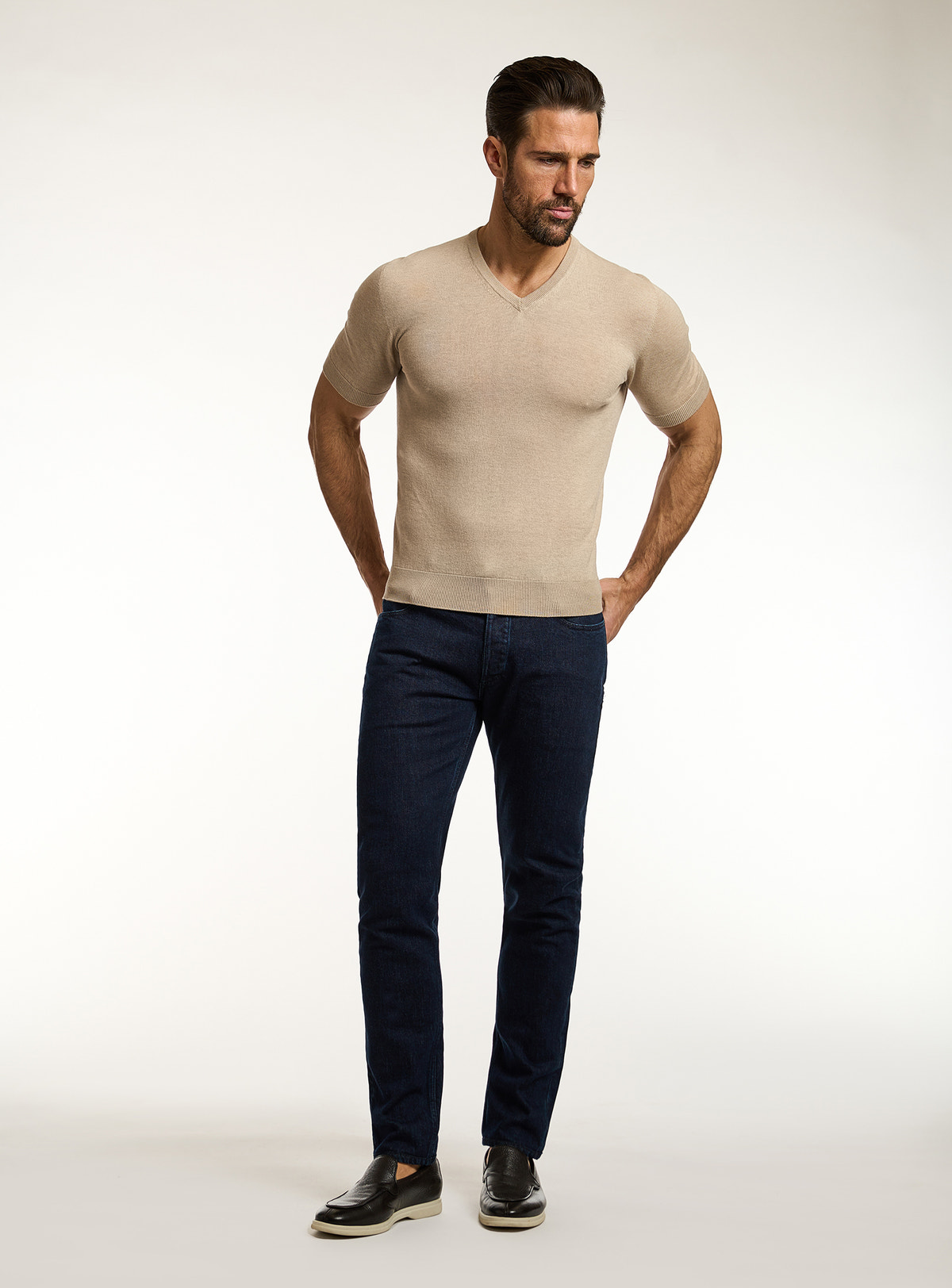 Jeans Consiglieri bleumarin cu tricou bej cu decolteu în V