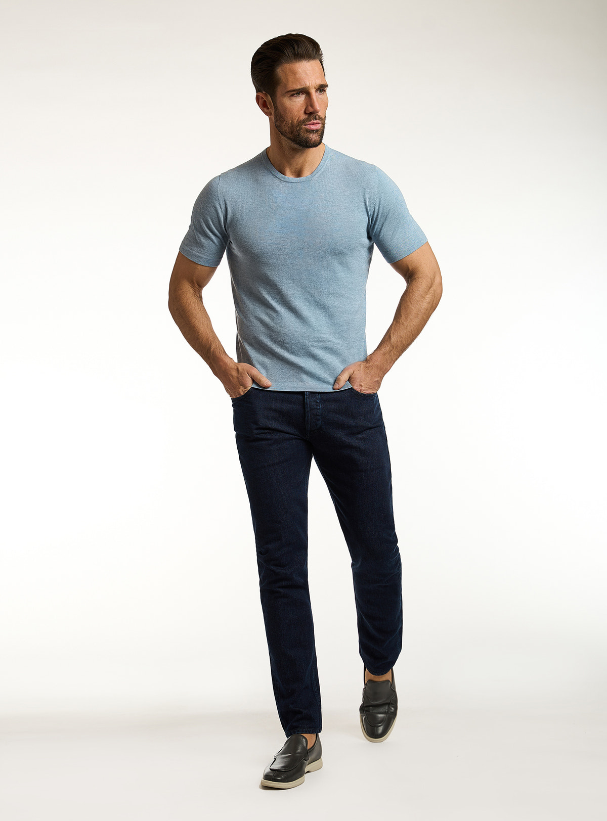 Jeans Consiglieri bleumarin cu tricou albastru deschis