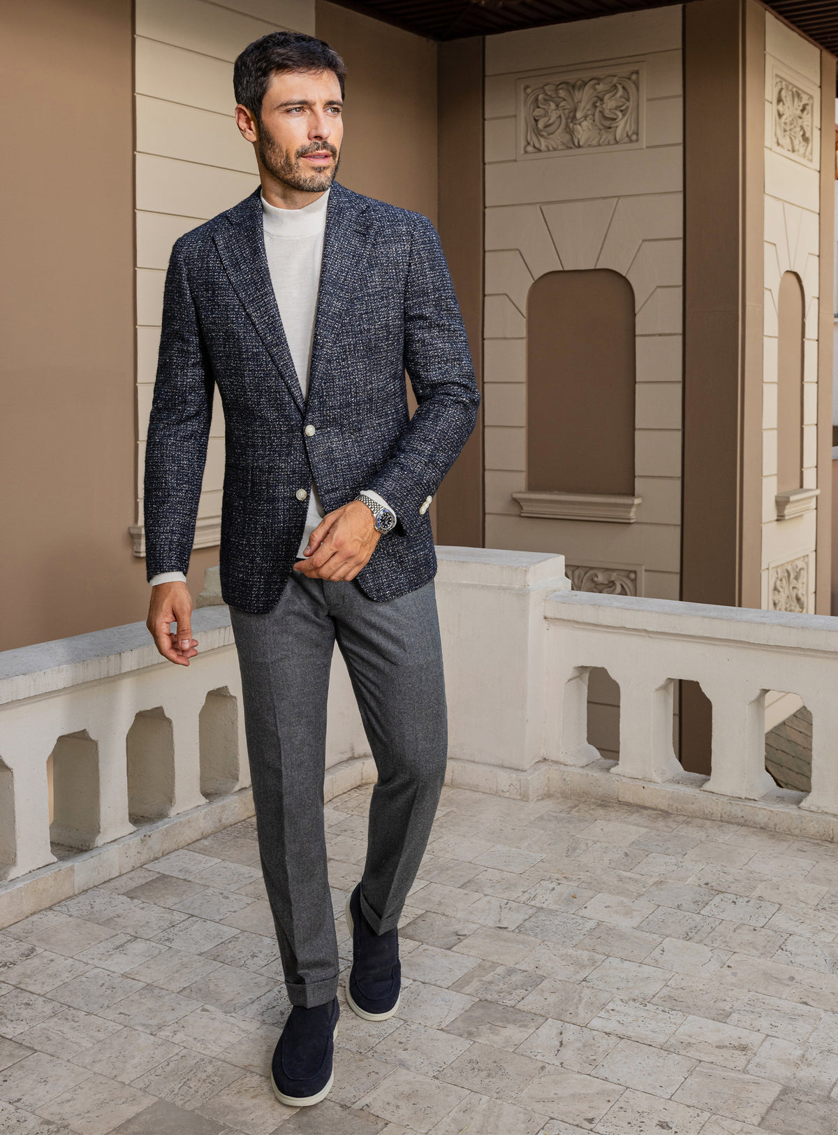 Ținută Consiglieri cu sacou bleumarin texturat și pantaloni gri