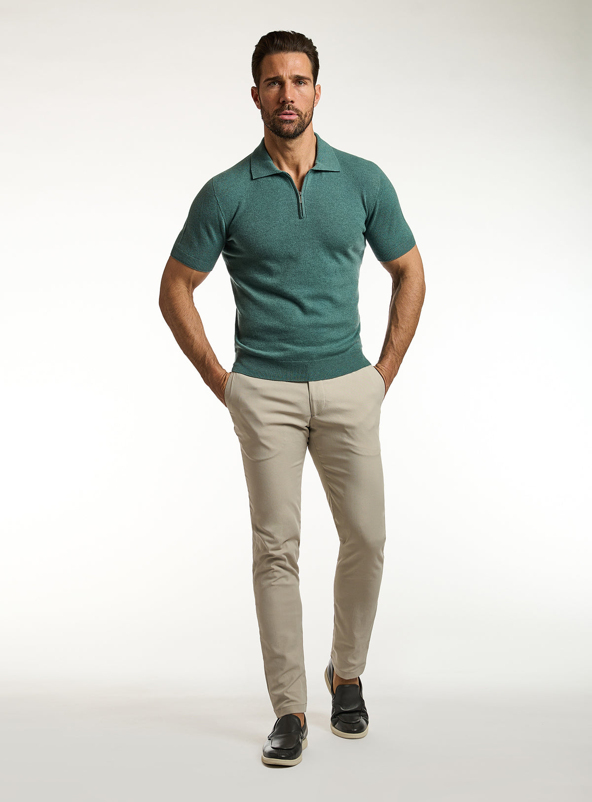 Polo Consiglieri verde cu fermoar scurt și pantaloni bej