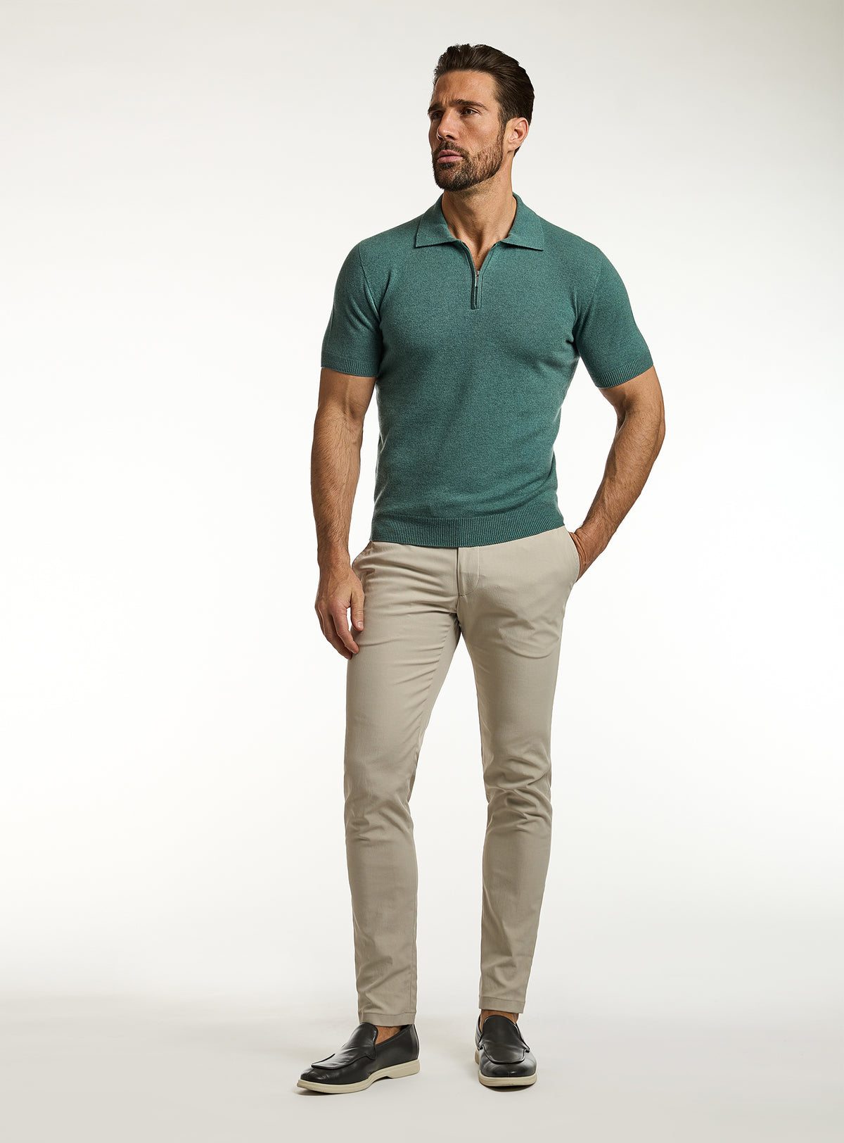 Polo Consiglieri verde cu fermoar scurt și pantaloni bej