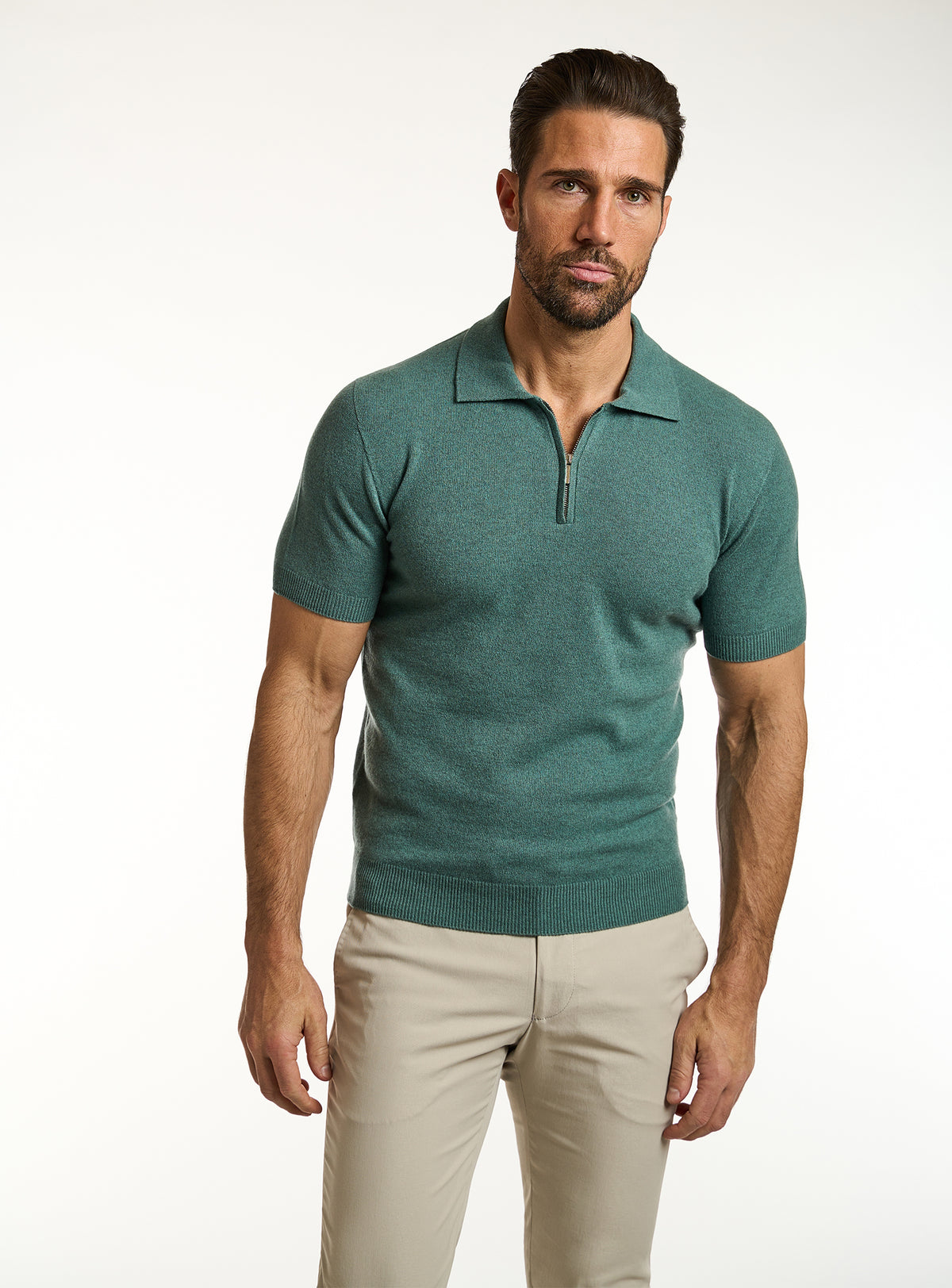 Polo Consiglieri verde cu fermoar scurt și pantaloni bej