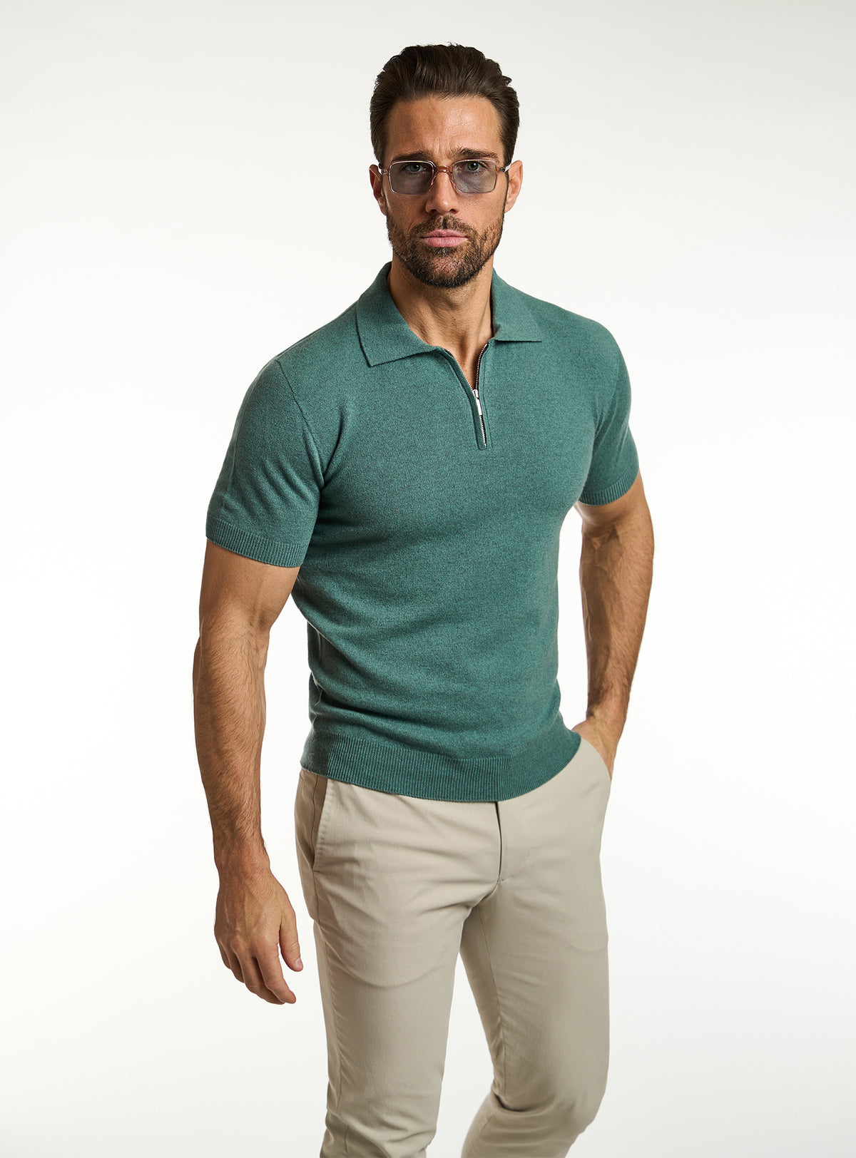 Polo Consiglieri verde cu fermoar scurt și pantaloni bej