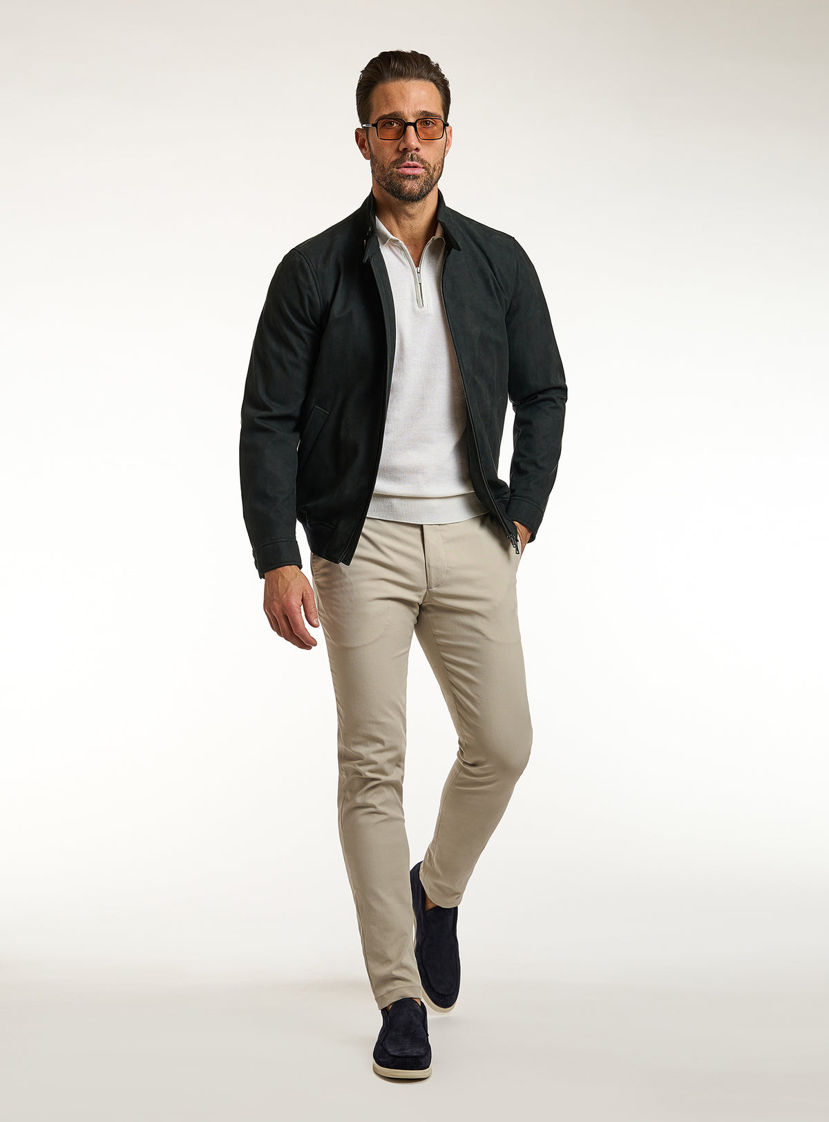 Pantaloni Consiglieri chino bej cu jachetă verde închis și polo ivoire