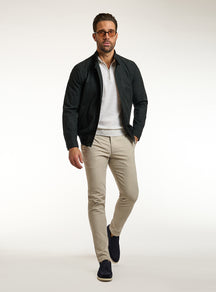 Pantaloni Consiglieri chino bej cu jachetă verde închis și polo ivoire