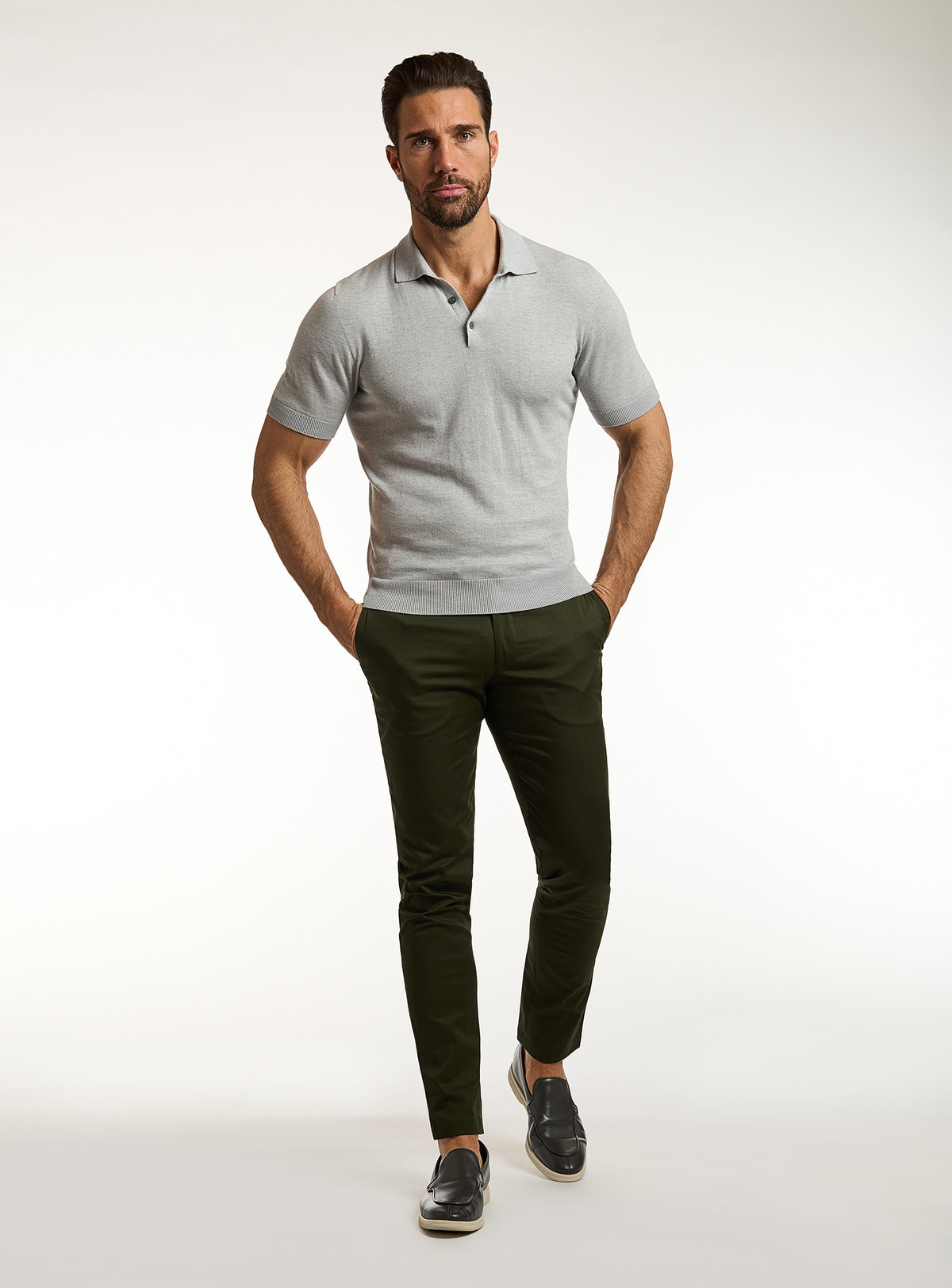 Polo Consiglieri gri deschis cu nasturi și pantaloni verzi