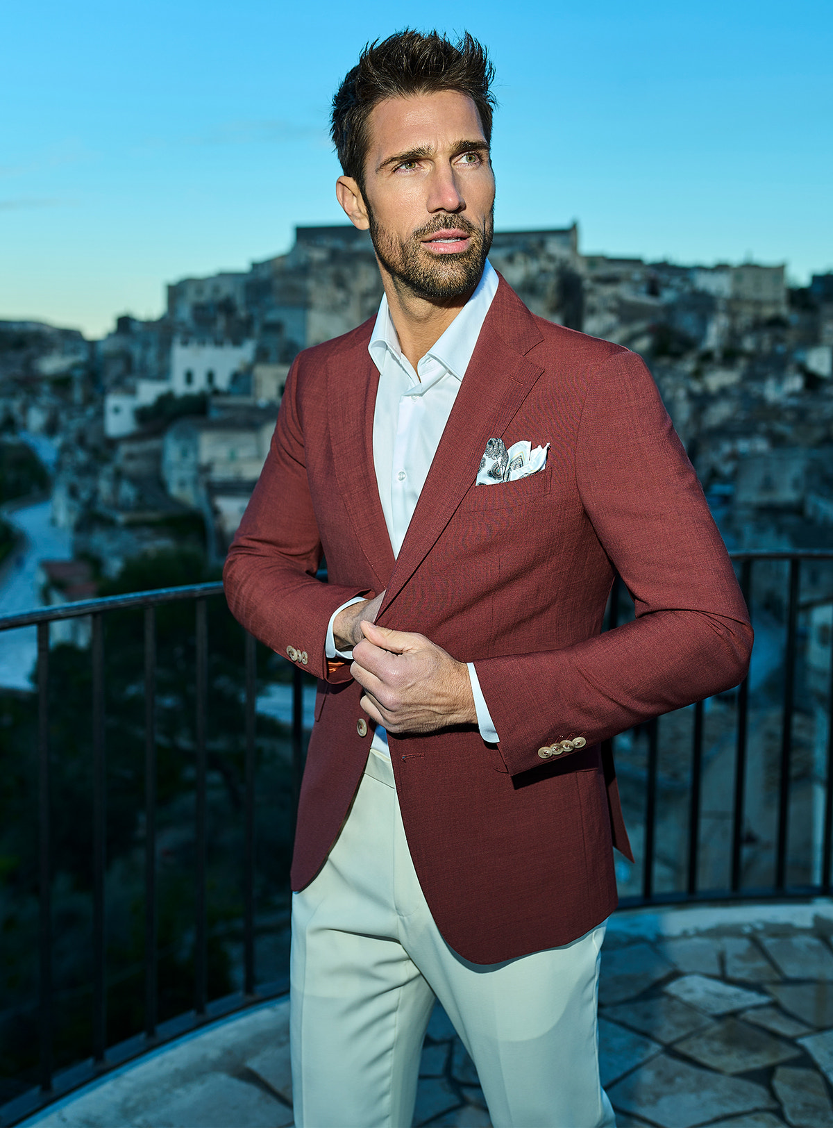 Sacou Genova Glamour Consiglieri bordo, purtat cu cămașă albă și pantaloni crem