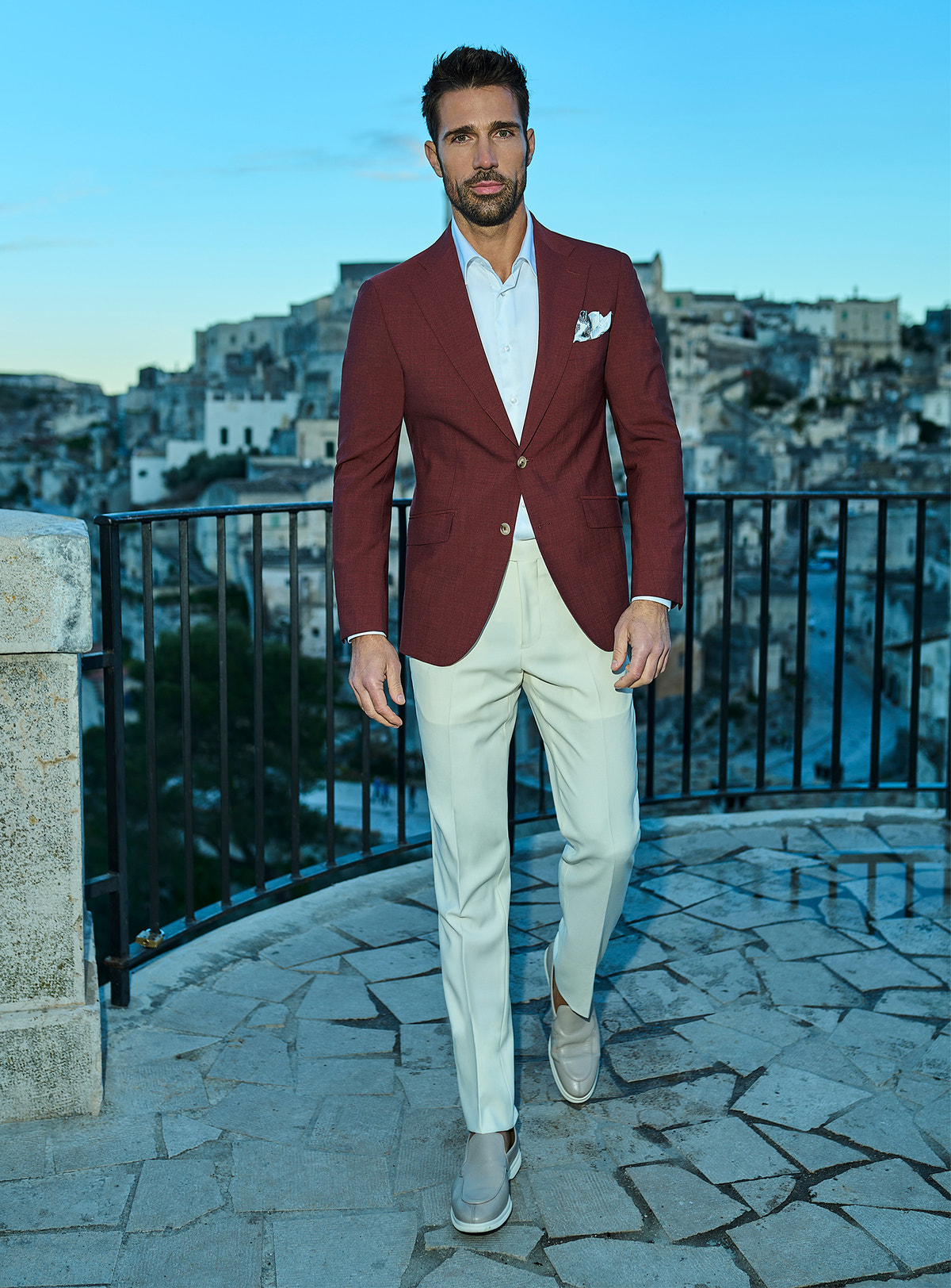 Sacou Genova Glamour Consiglieri bordo, purtat cu cămașă albă și pantaloni crem