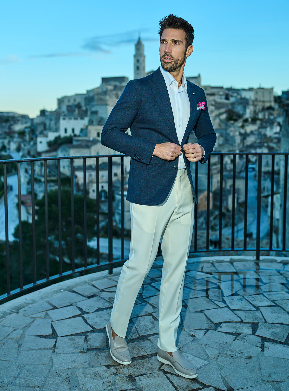 Sacou Verona Vogue Consiglieri bleumarin, cu batistă roz și pantaloni deschiși