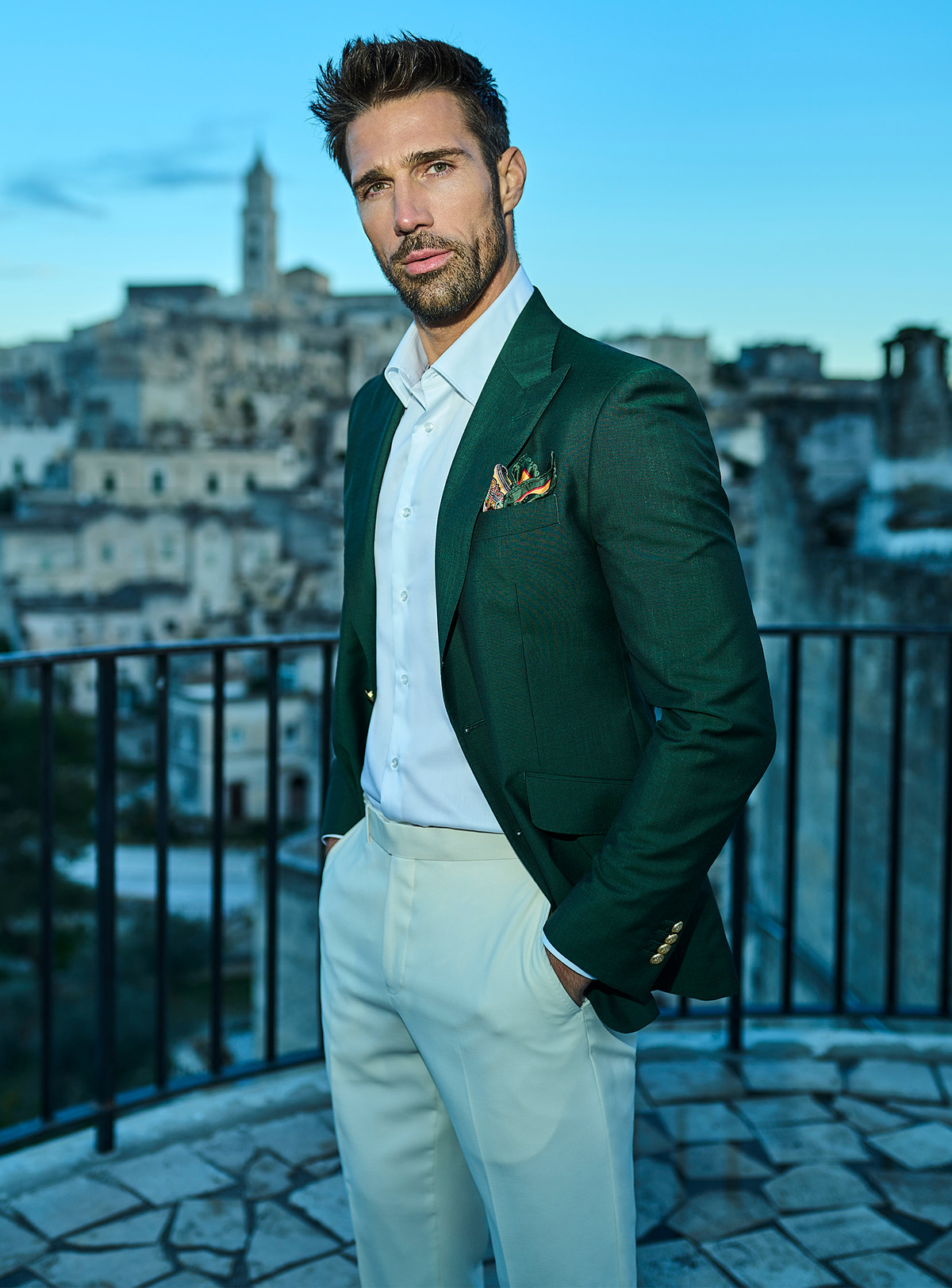 Sacou Venezia Vogue Consiglieri verde închis, cu cămașă albă și pantaloni deschiși