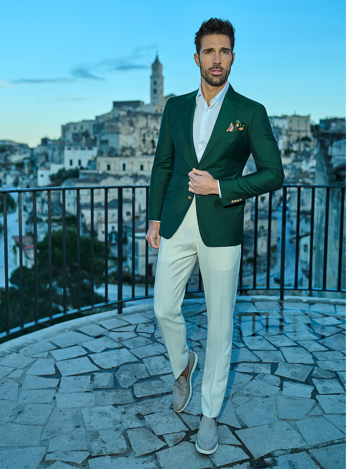 Sacou Venezia Vogue Consiglieri verde închis, cu cămașă albă și pantaloni deschiși