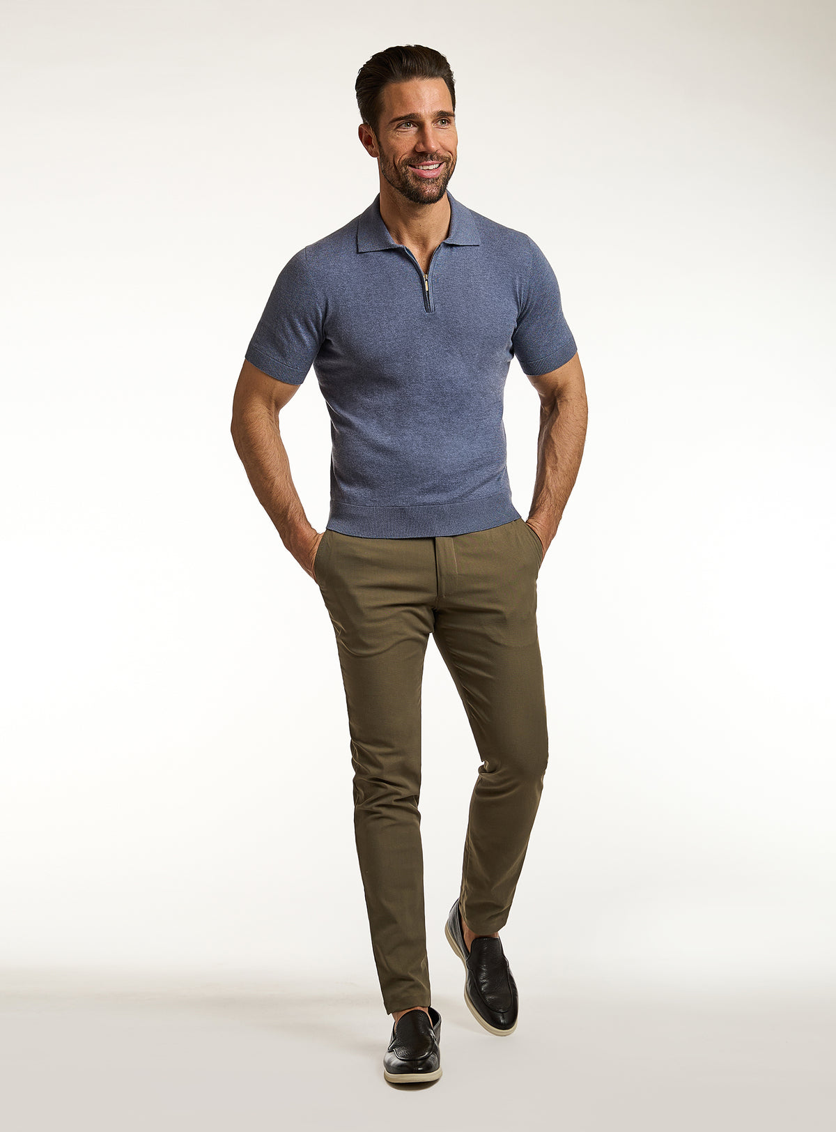 Polo Consiglieri albastru cu fermoar scurt și pantaloni kaki