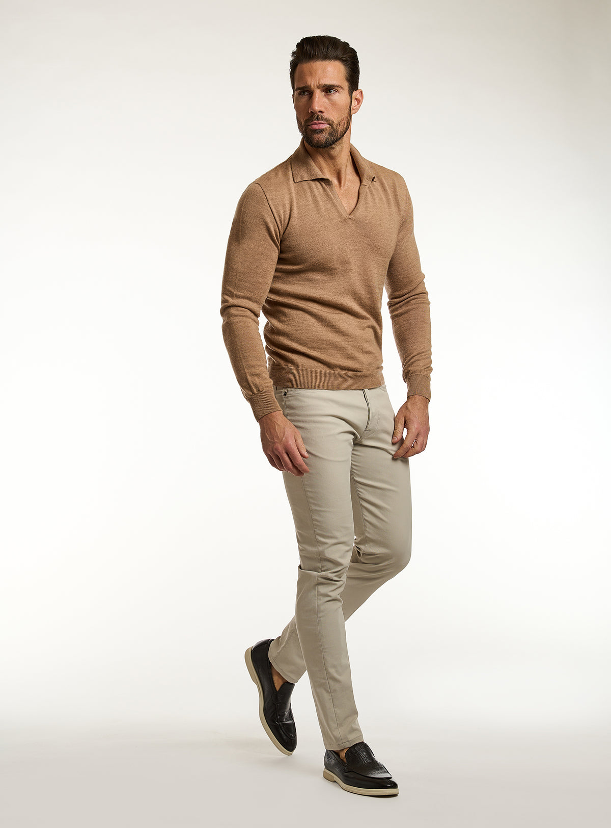 Pantaloni Consiglieri chino bej cu pulover camel cu guler polo