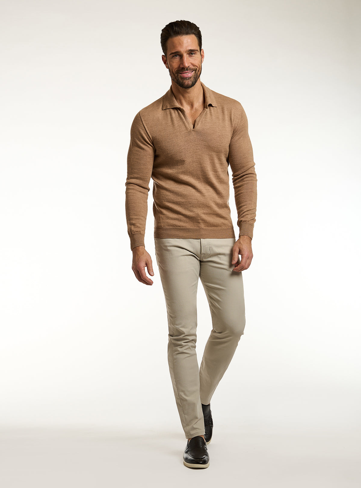 Pantaloni Consiglieri chino bej cu pulover camel cu guler polo