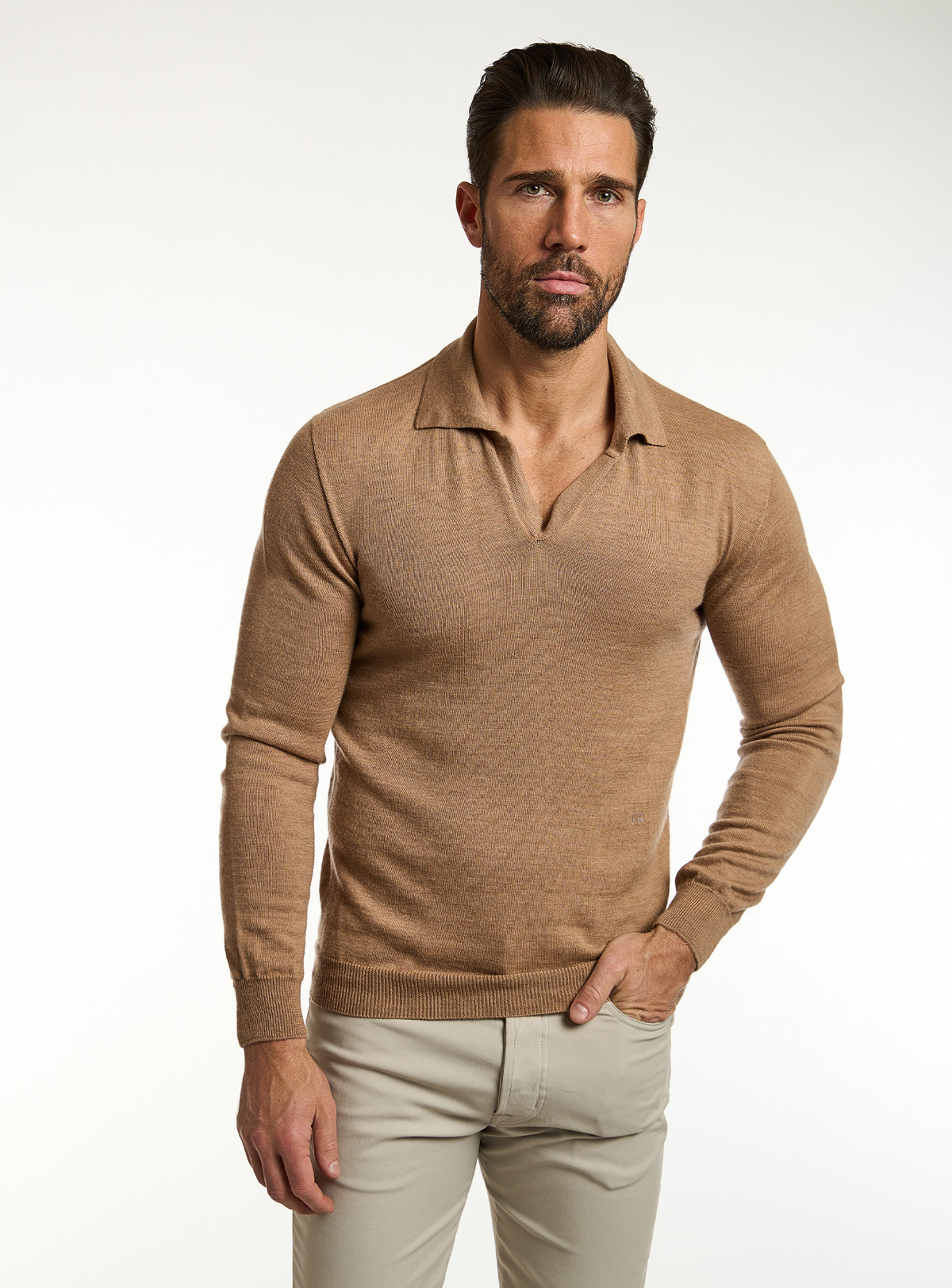 Pulover Consiglieri camel cu guler polo și pantaloni bej