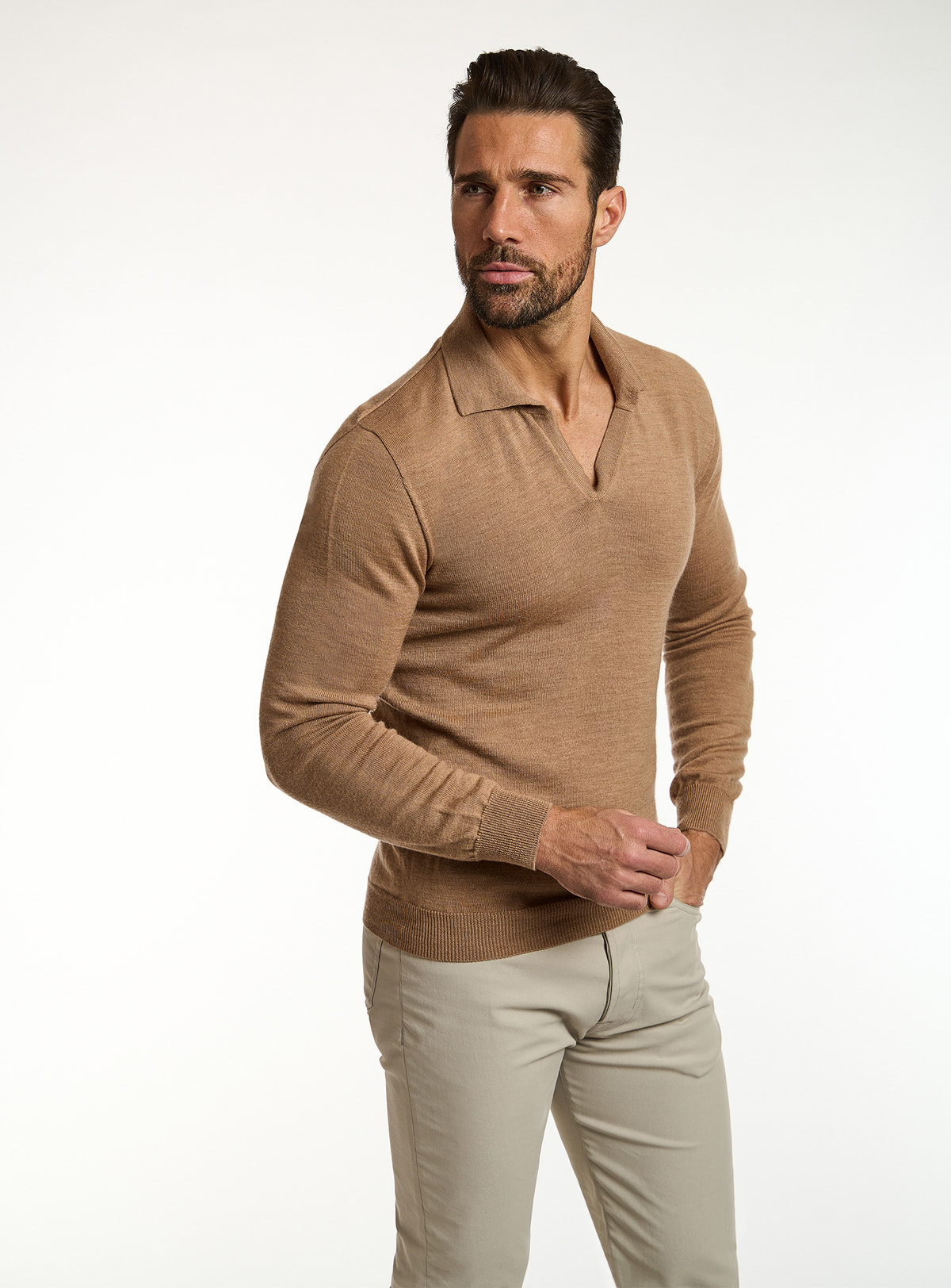 Pulover Consiglieri camel cu guler polo și pantaloni bej