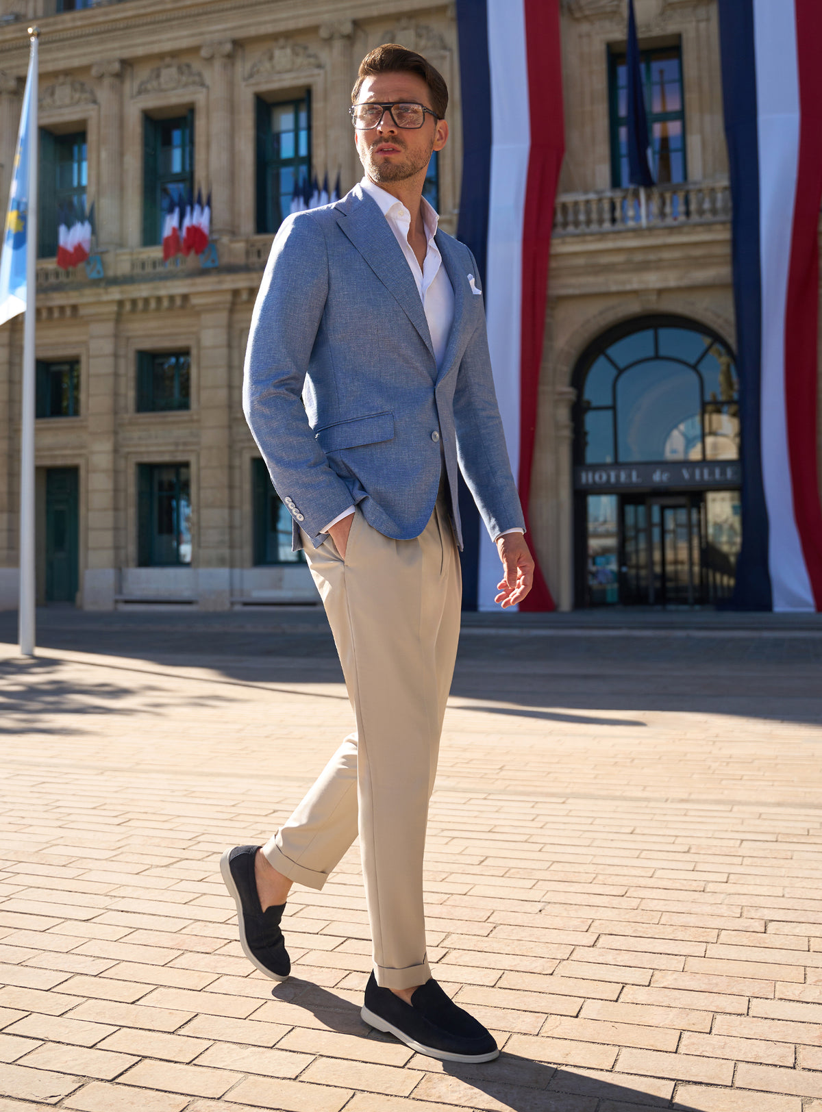 Sacou bleu Consiglieri, cu pantaloni bej și mocasini închiși
