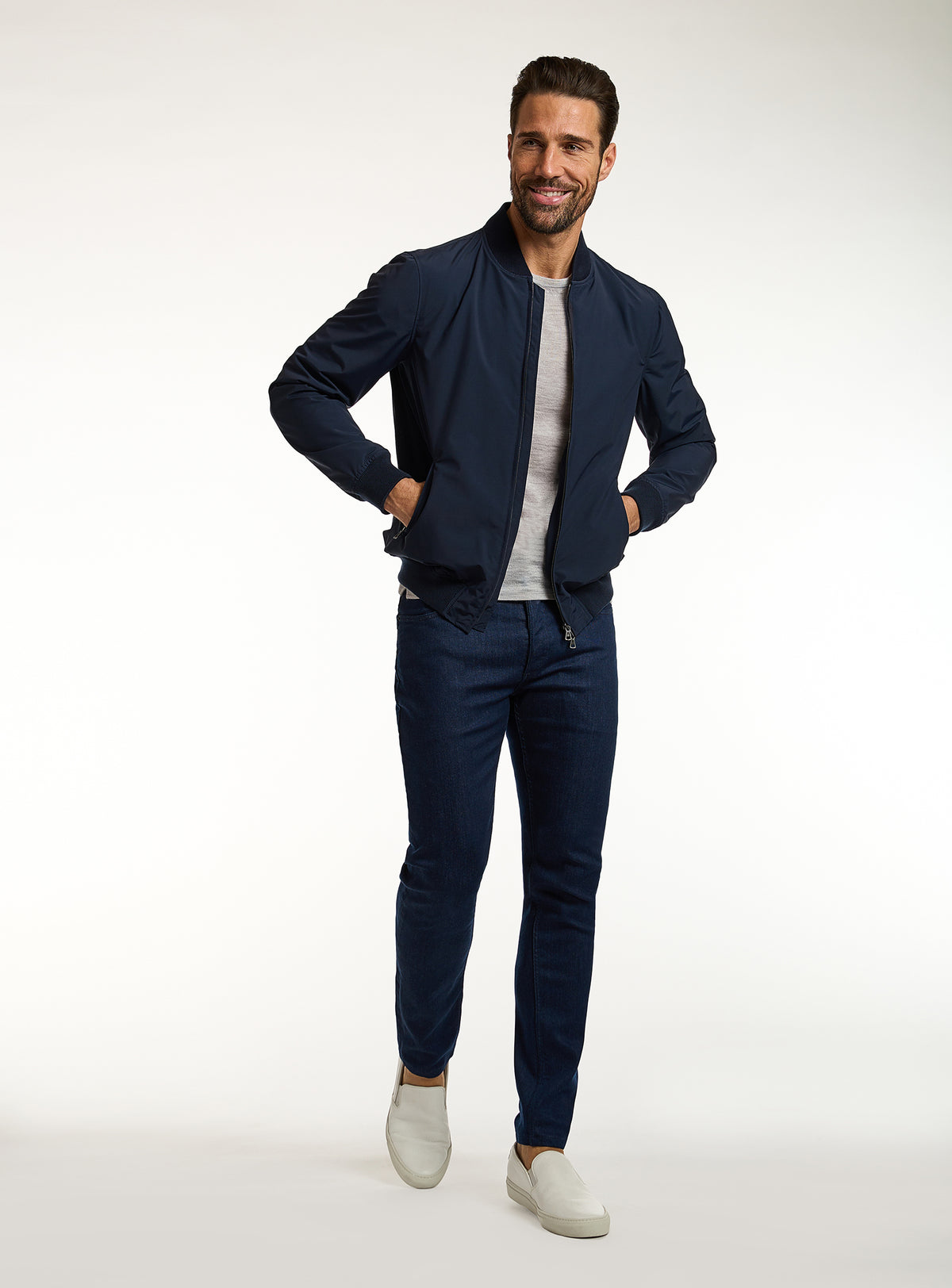 Jeans Consiglieri bleumarin cu jachetă bomber asortată și tricou gri