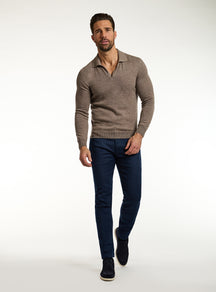 Pulover Consiglieri taupe cu guler polo și jeans bleumarin