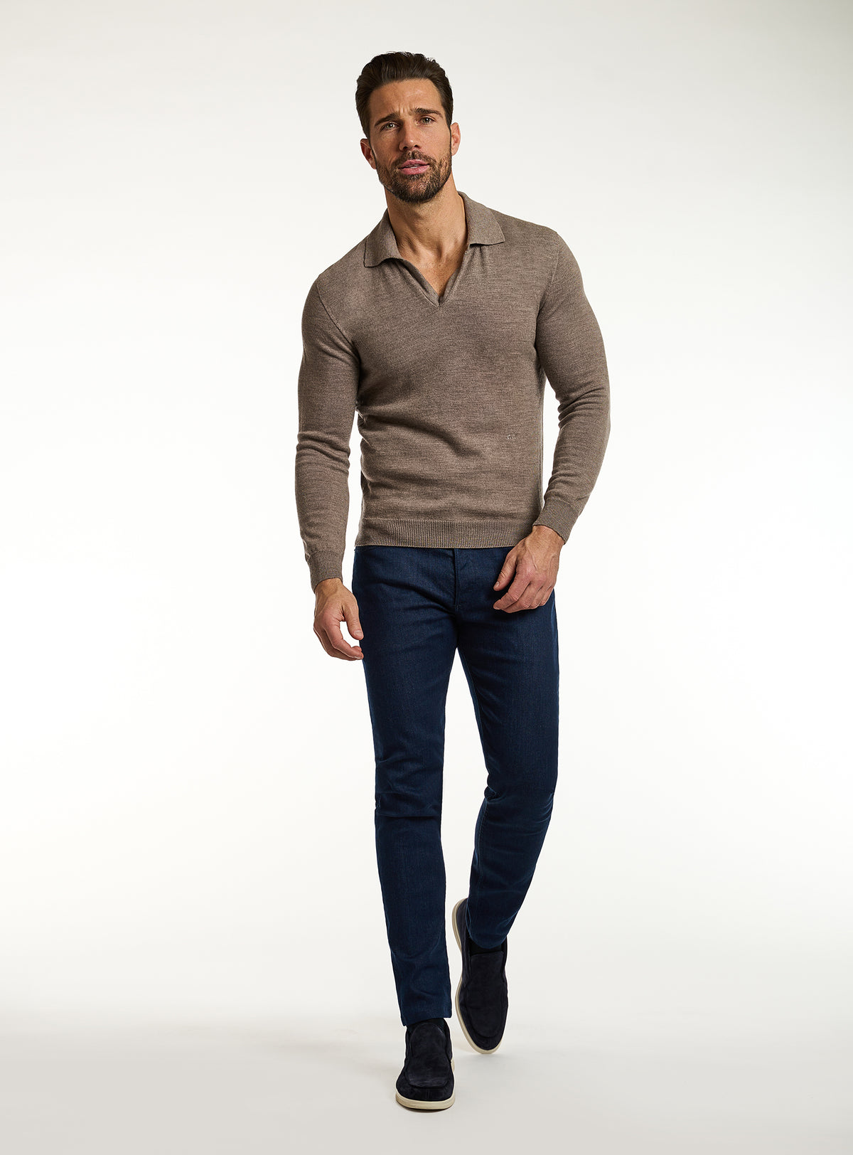 Jeans Consiglieri bleumarin cu pulover taupe cu guler polo