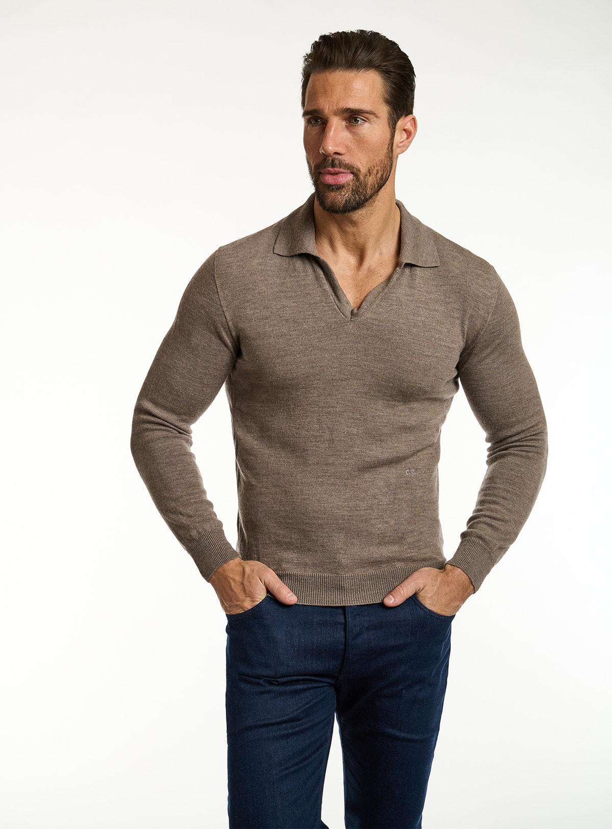 Pulover Consiglieri taupe cu guler polo și pantaloni bleumarin